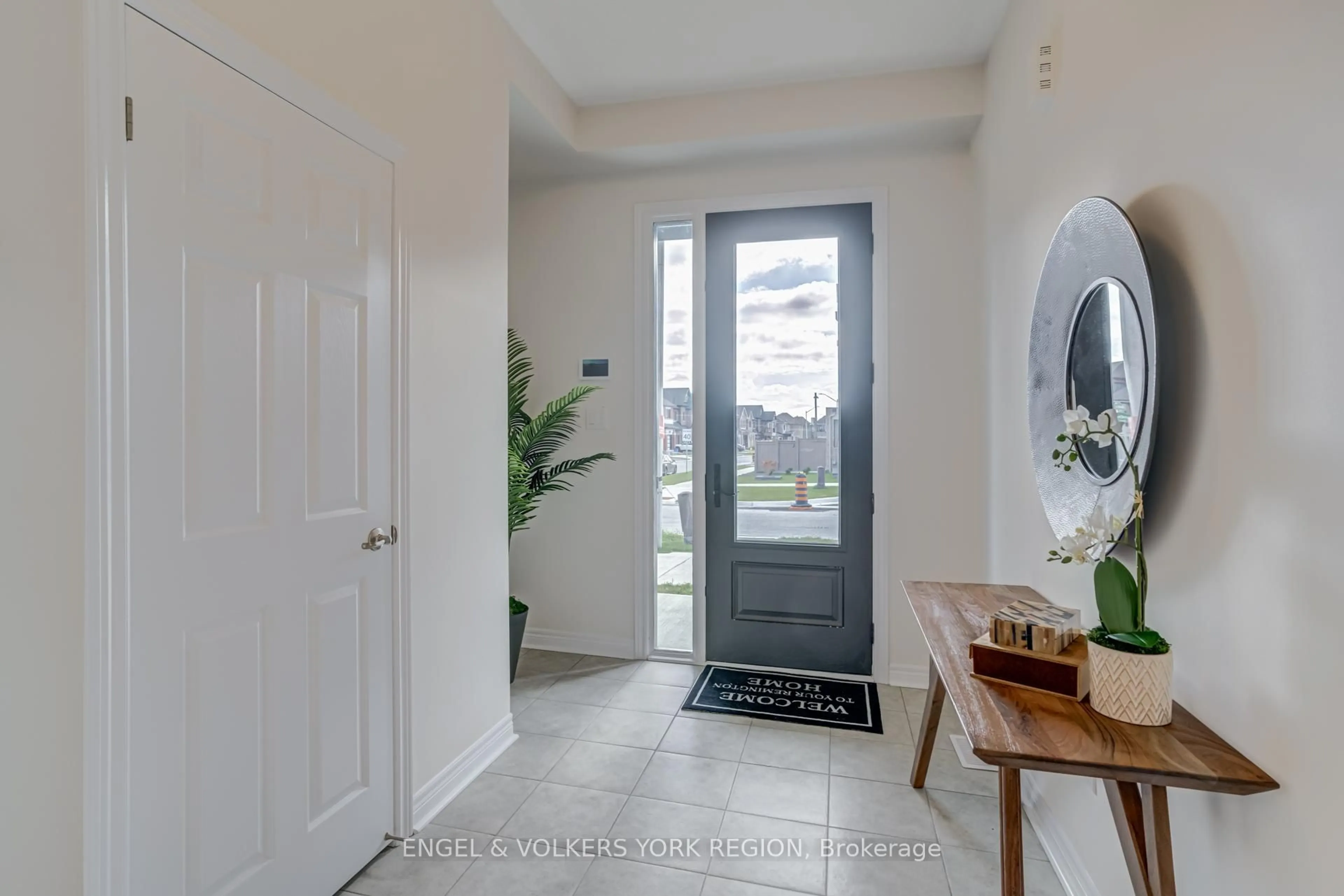 Indoor entryway for 156 Mumbai Dr, Markham Ontario L3S 3K5