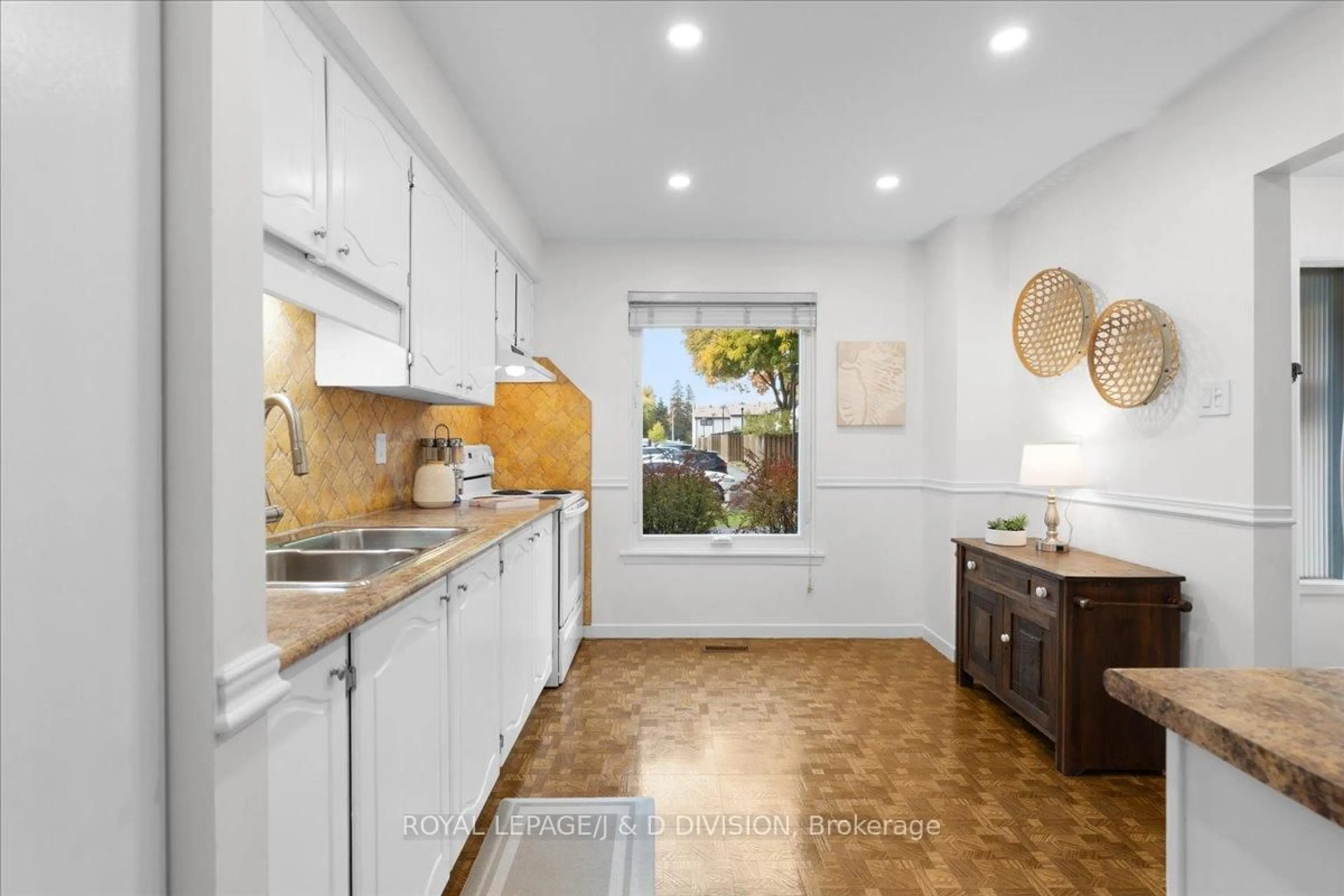 Open concept kitchen, ceramic/tile floor for 189 Springhead Gdns #61, Richmond Hill Ontario L4C 5C7