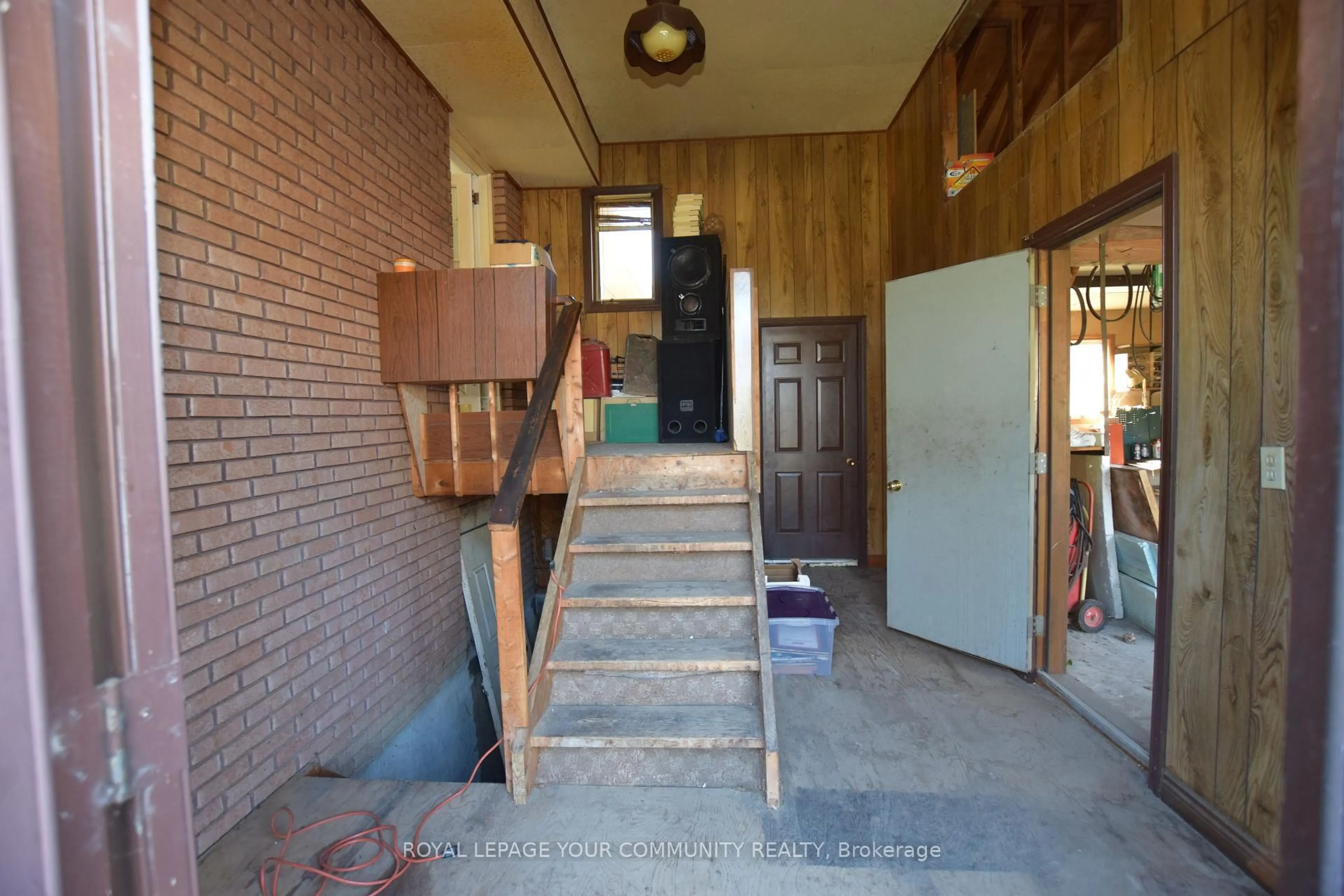 Indoor foyer for 1973 10TH Sdrd, New Tecumseth Ontario L3Z 2A4