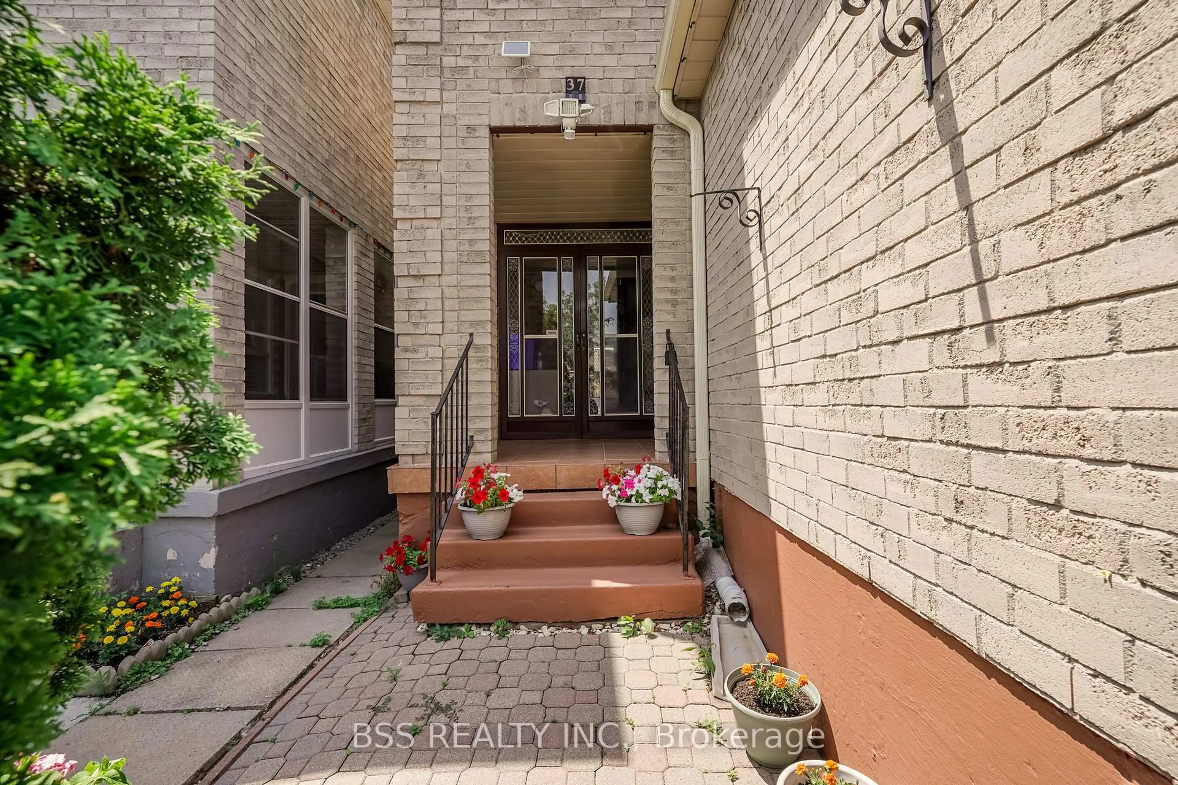 Indoor entryway for 37 Miles Farm Rd, Markham Ontario L3S 2C2