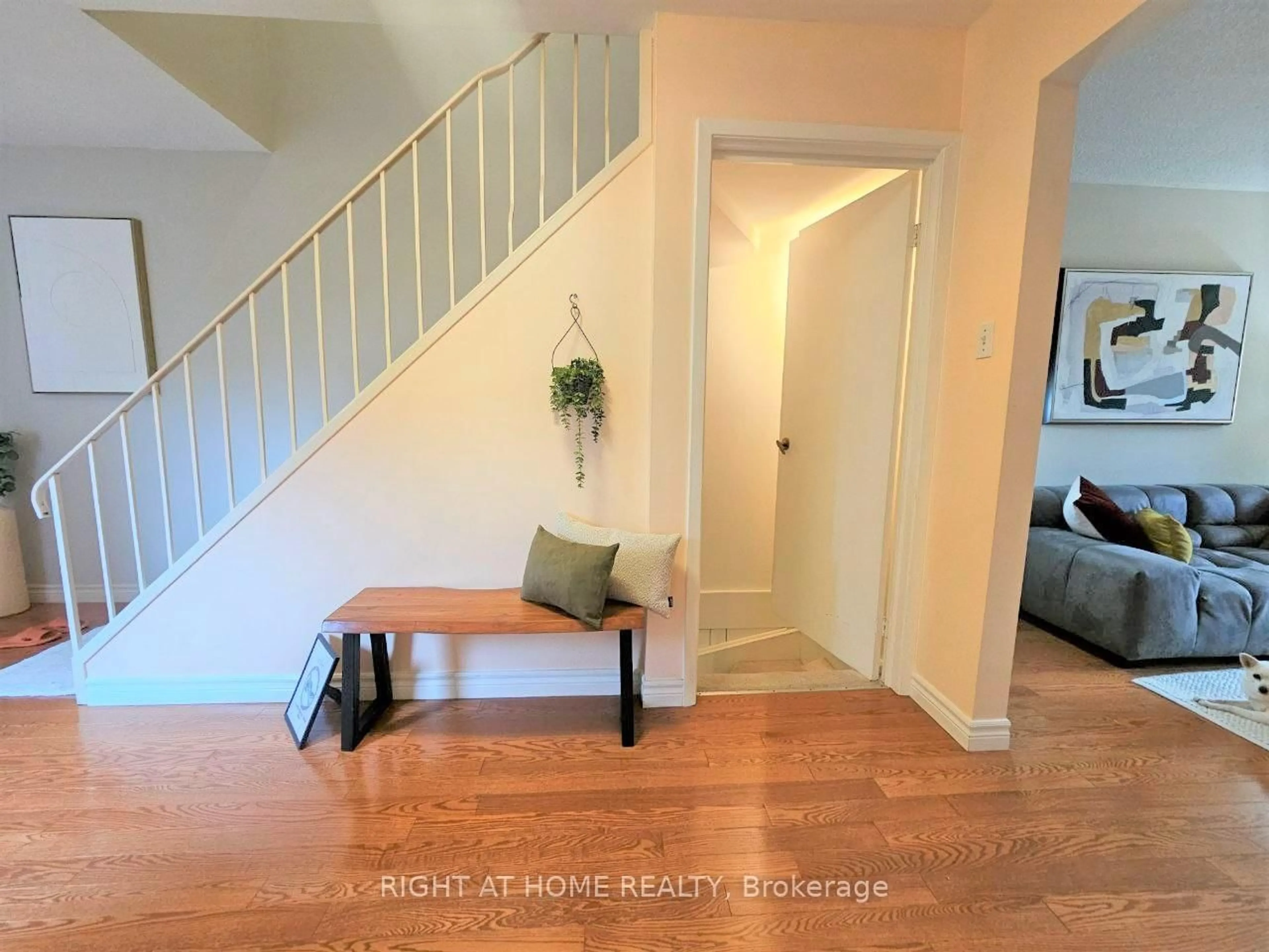 Indoor entryway for 11 Reith Way #405, Markham Ontario L3T 5C6