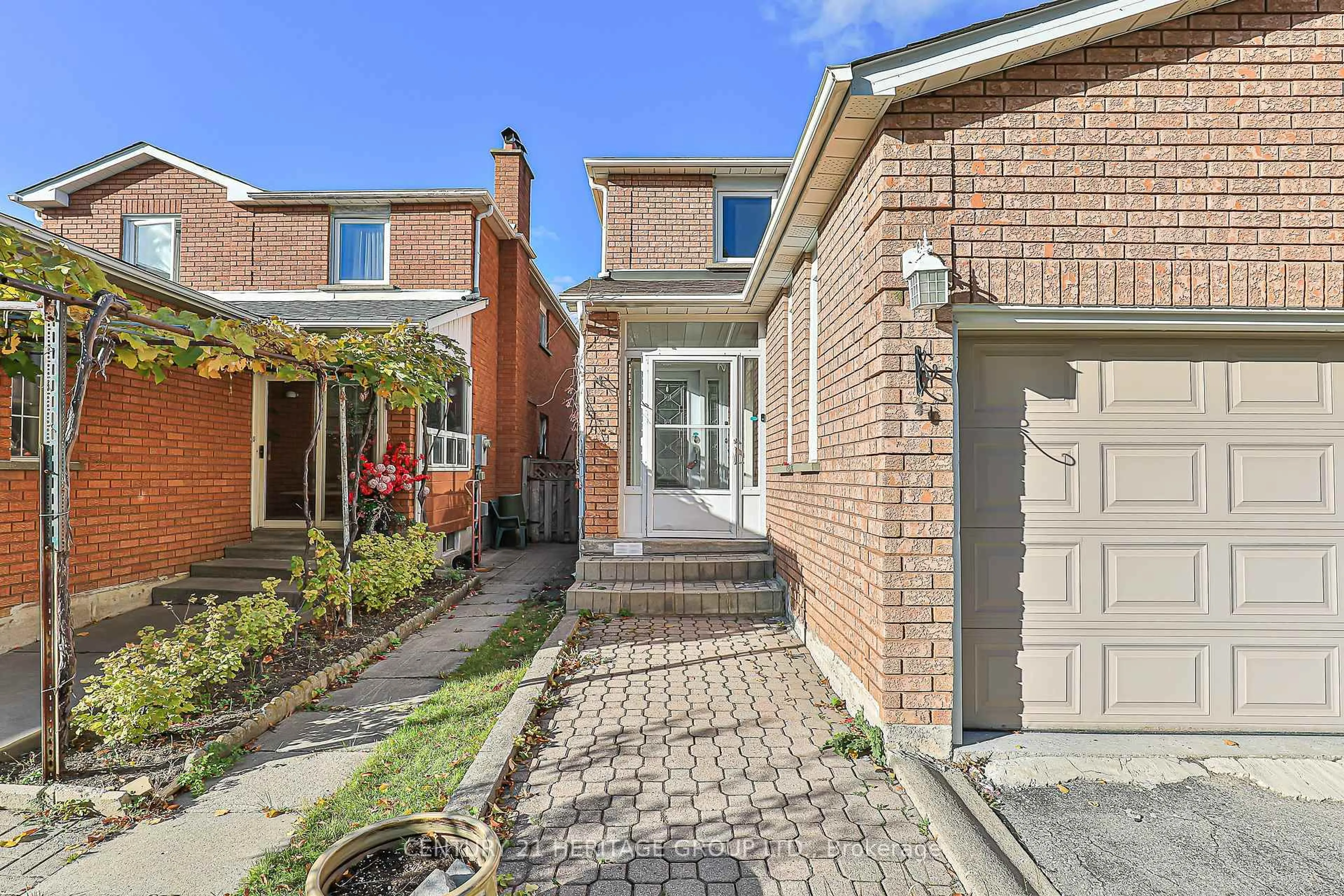 Home with brick exterior material, street for 32 Mountfield Cres, Vaughan Ontario L4J 7E8