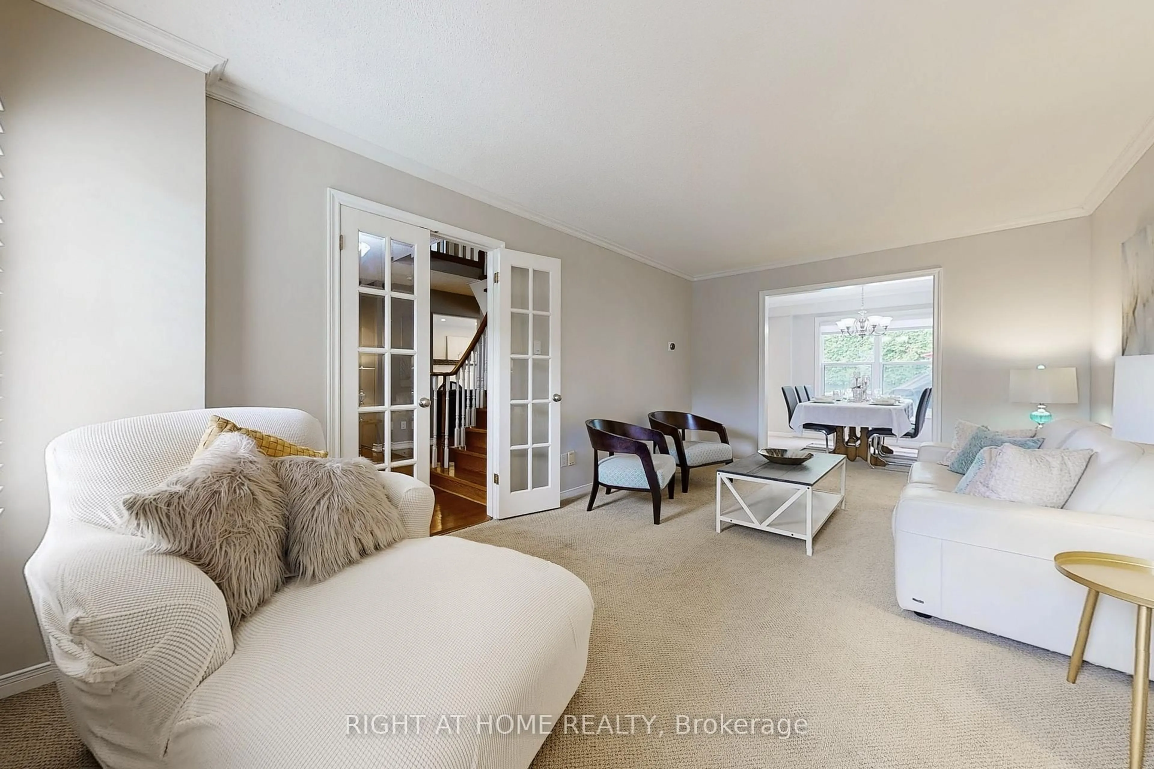 Living room with furniture, unknown for 363 Crossland Gate, Newmarket Ontario L3X 1B5