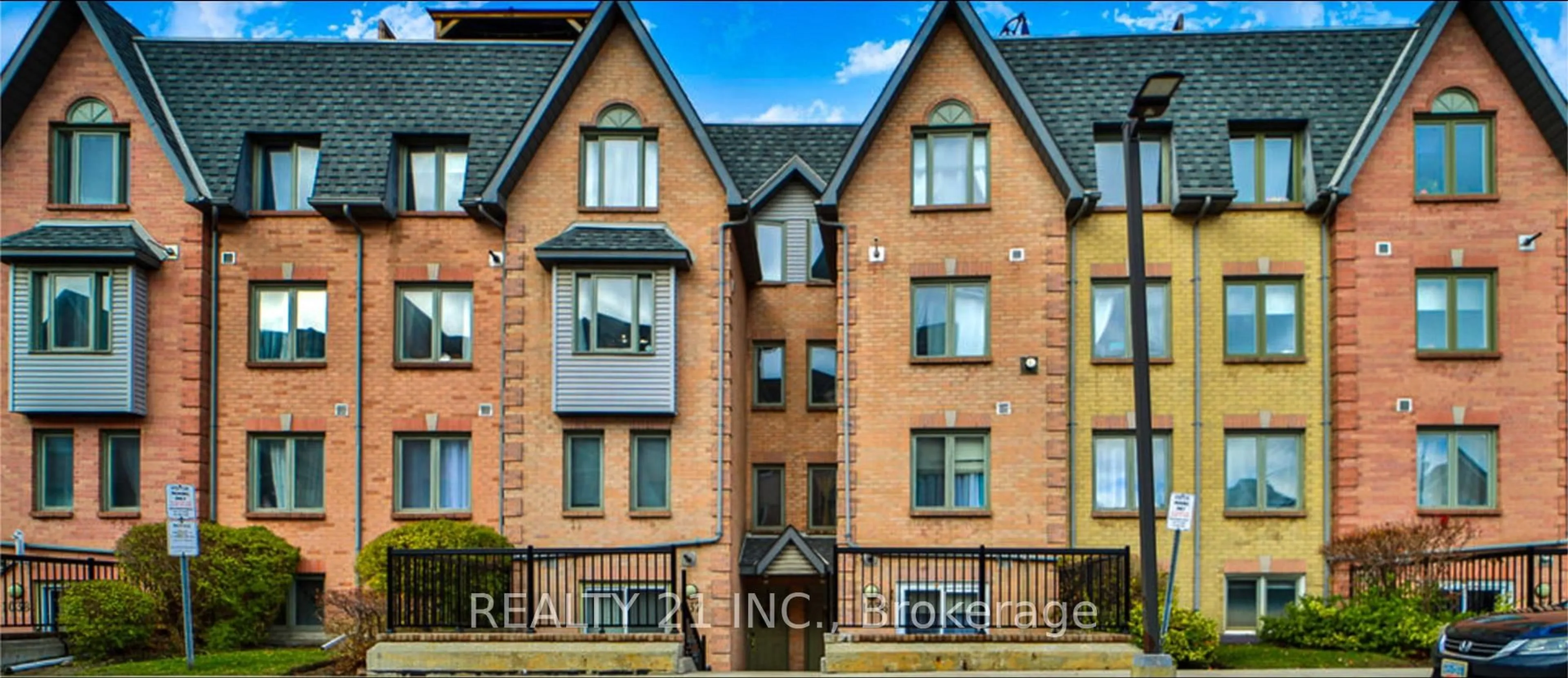 A pic from outside/outdoor area/front of a property/back of a property/a pic from drone, building for 75 Weldrick Rd #1036, Richmond Hill Ontario L4C 0H9