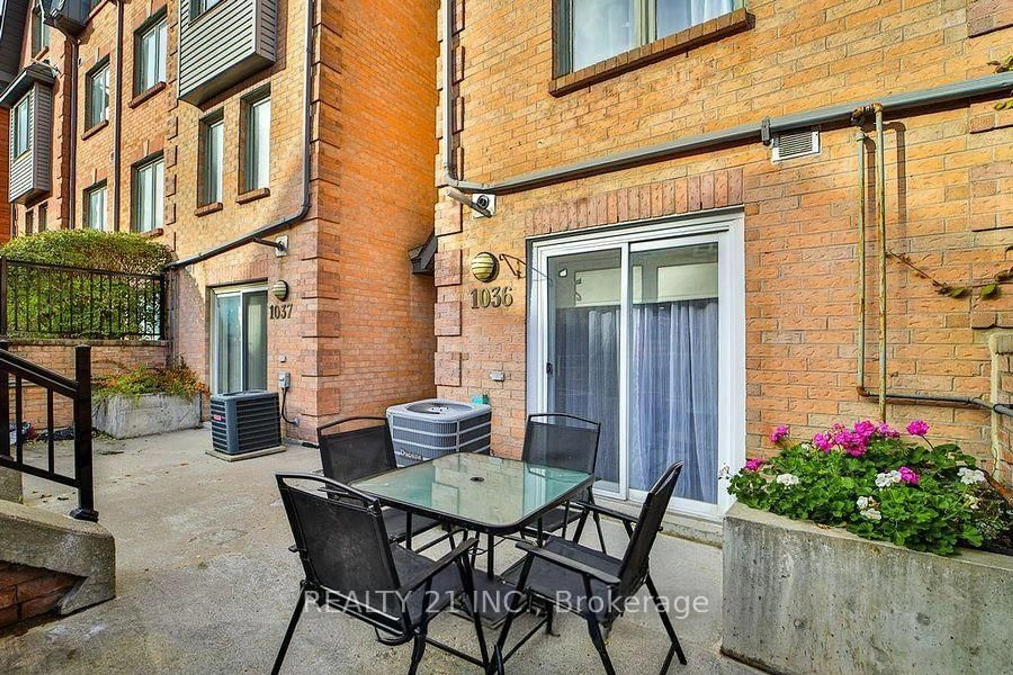 Patio, street for 75 Weldrick Rd #1036, Richmond Hill Ontario L4C 0H9