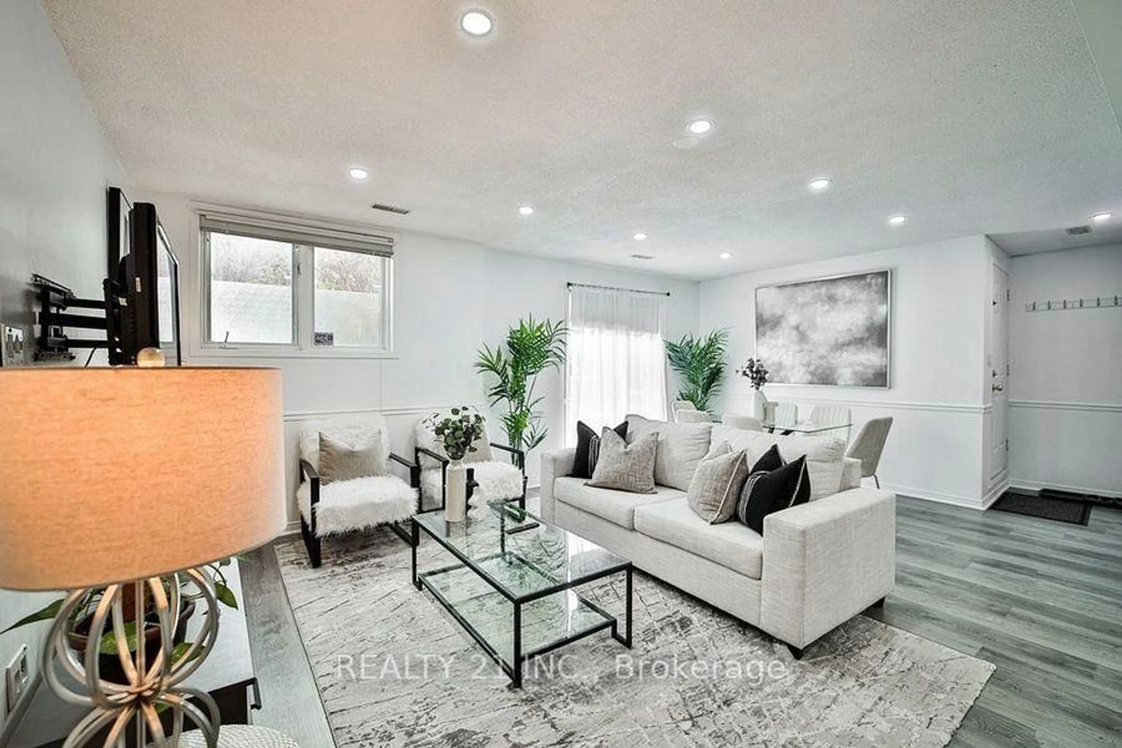 Living room with furniture, unknown for 75 Weldrick Rd #1036, Richmond Hill Ontario L4C 0H9