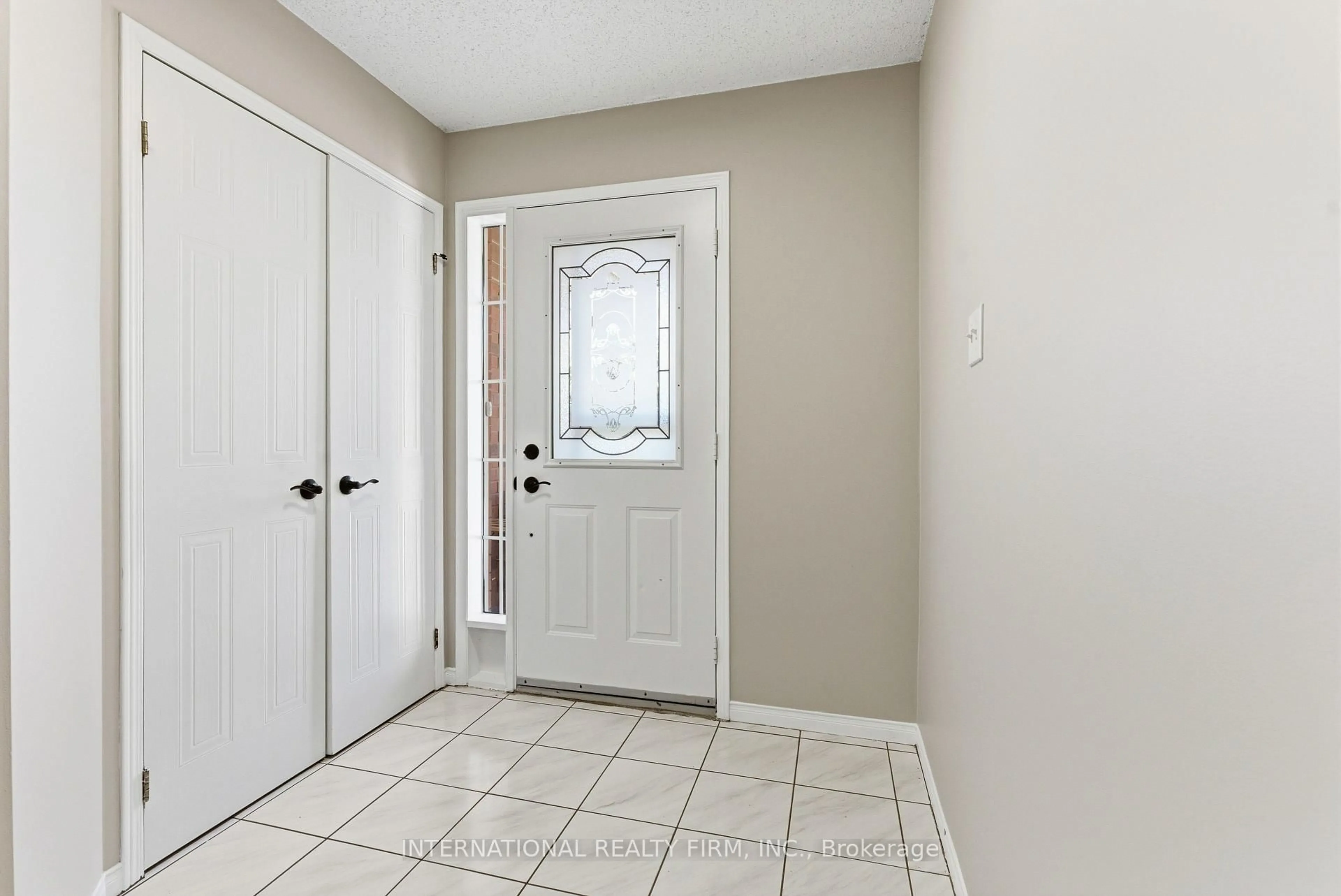 Indoor entryway for 187 Park Dr, Whitchurch-Stouffville Ontario L4A 1J8