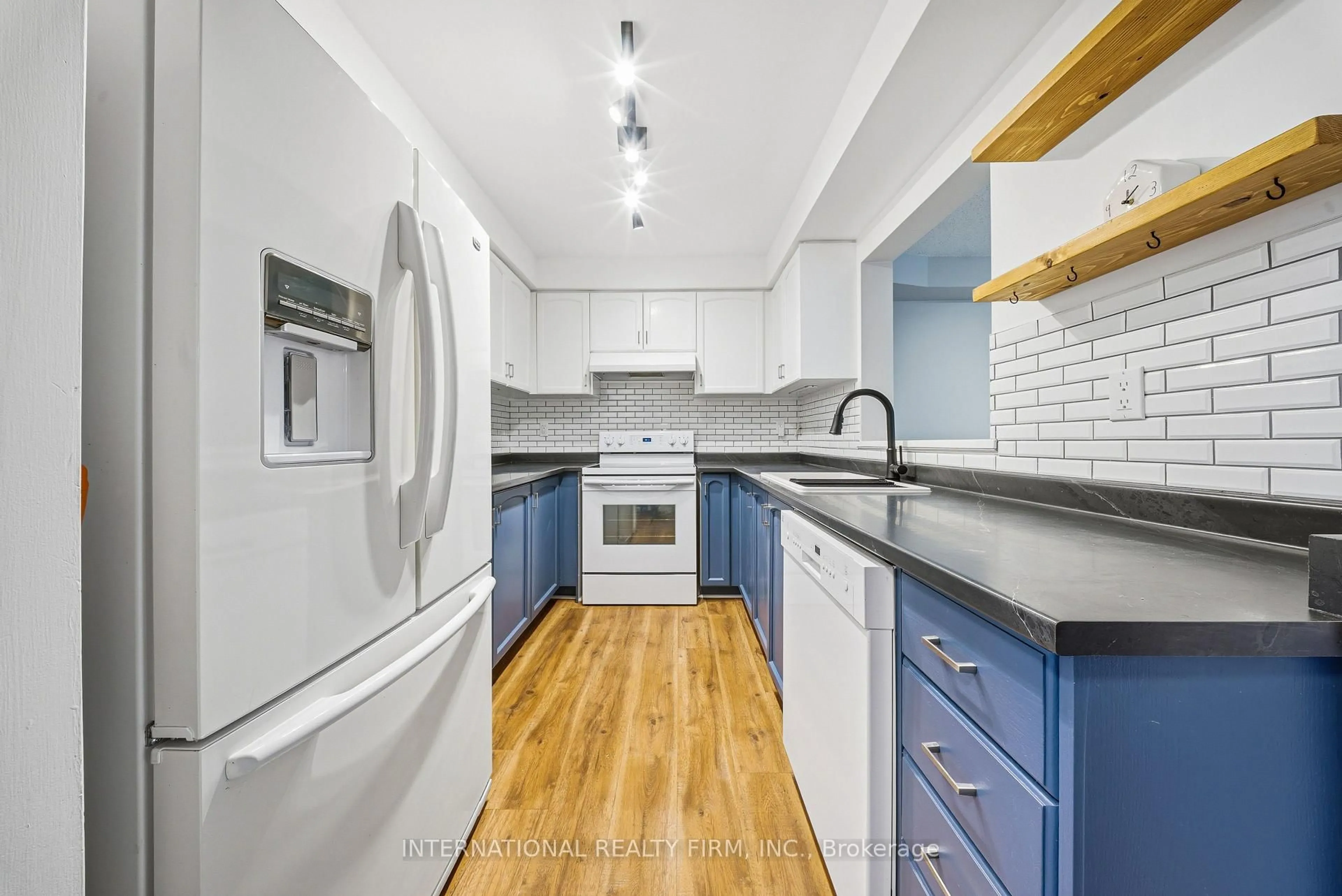 Standard kitchen, unknown for 187 Park Dr, Whitchurch-Stouffville Ontario L4A 1J8