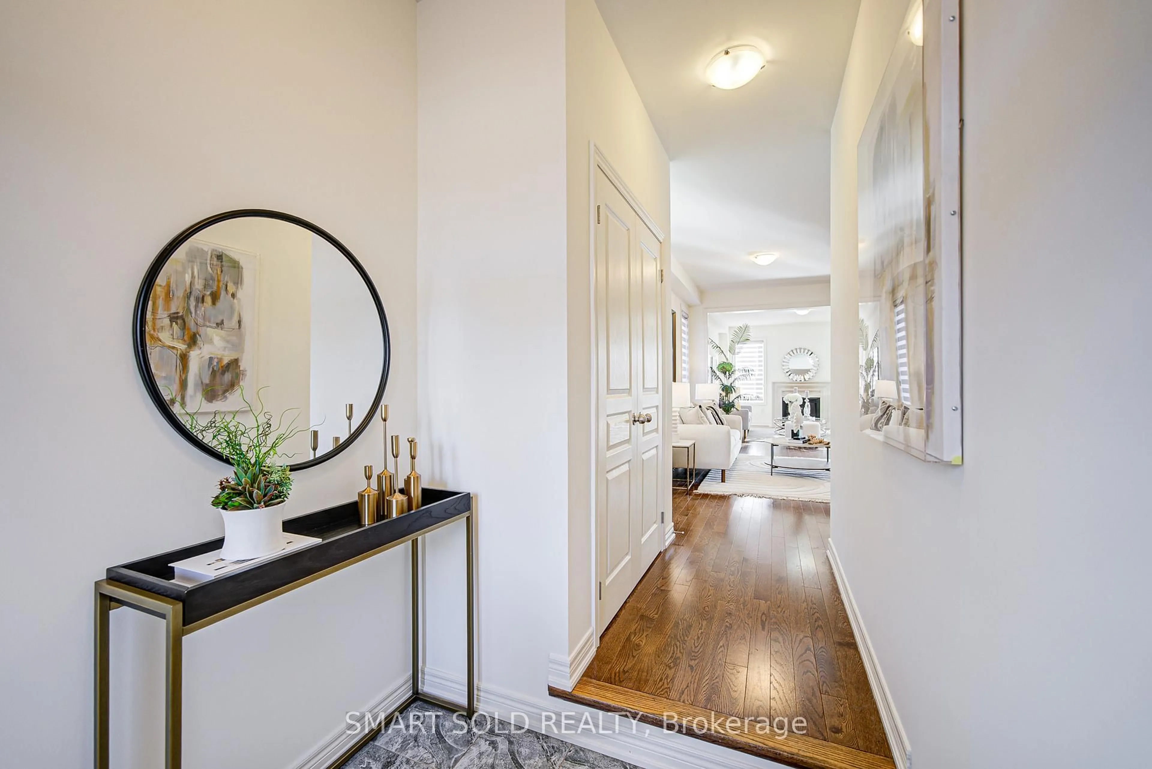 Indoor entryway for 99 Chouinard Way, Aurora Ontario L4G 1B7