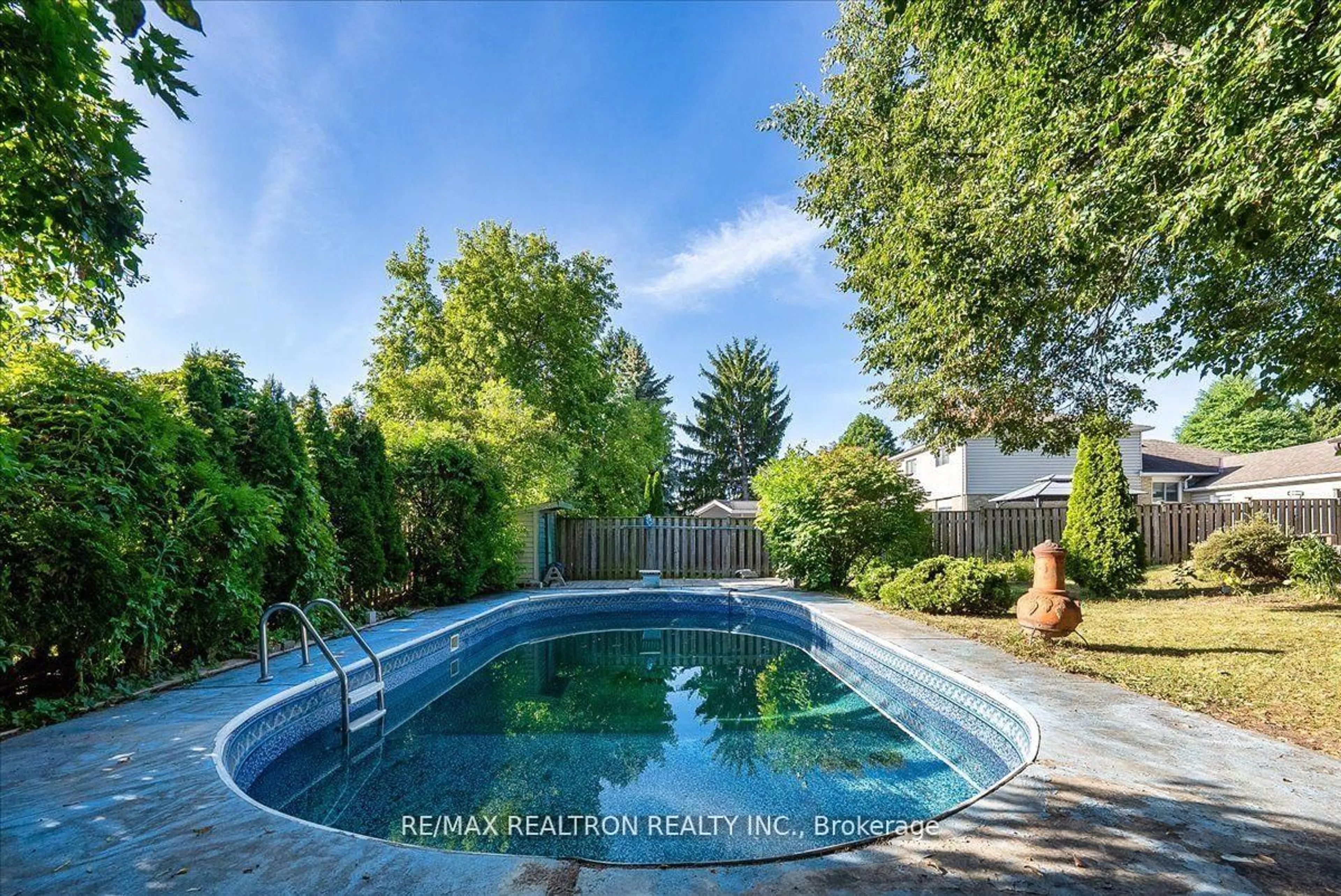 Pool for 7 Grist Mill Rd, East Gwillimbury Ontario L9N 1B9
