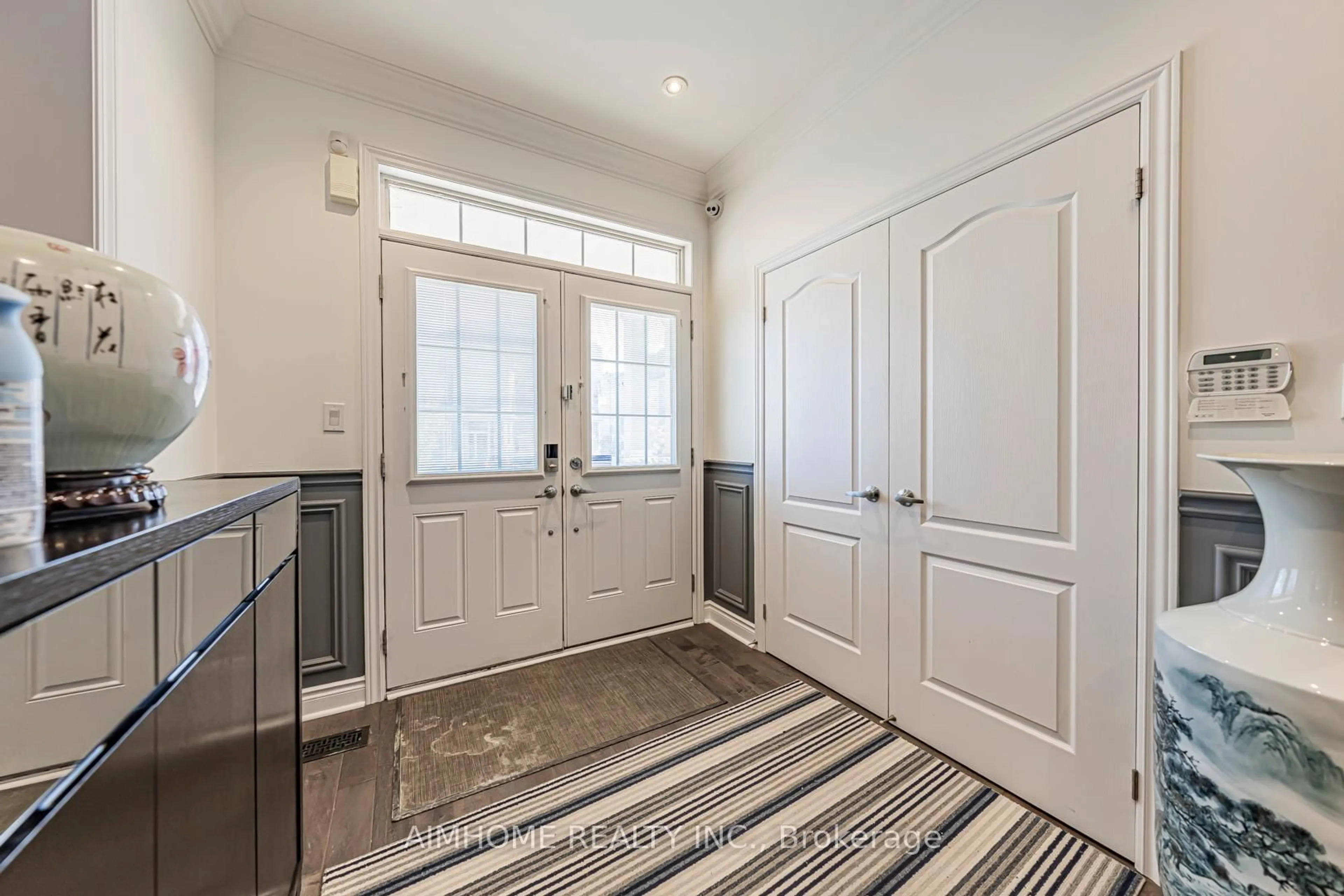 Indoor entryway for 986 Wilbur Pipher Circ, Newmarket Ontario L3X 0G5