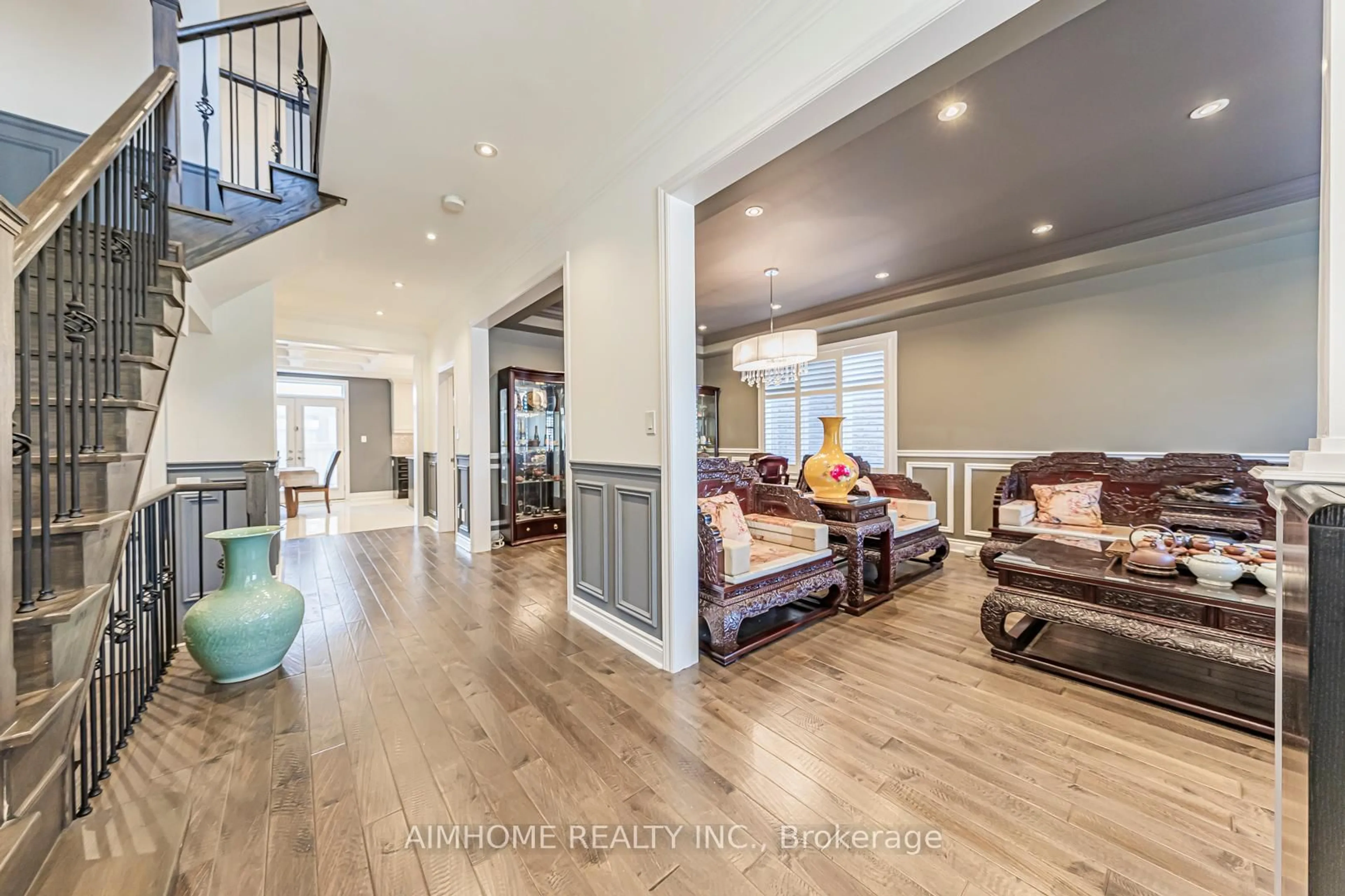 Indoor entryway for 986 Wilbur Pipher Circ, Newmarket Ontario L3X 0G5