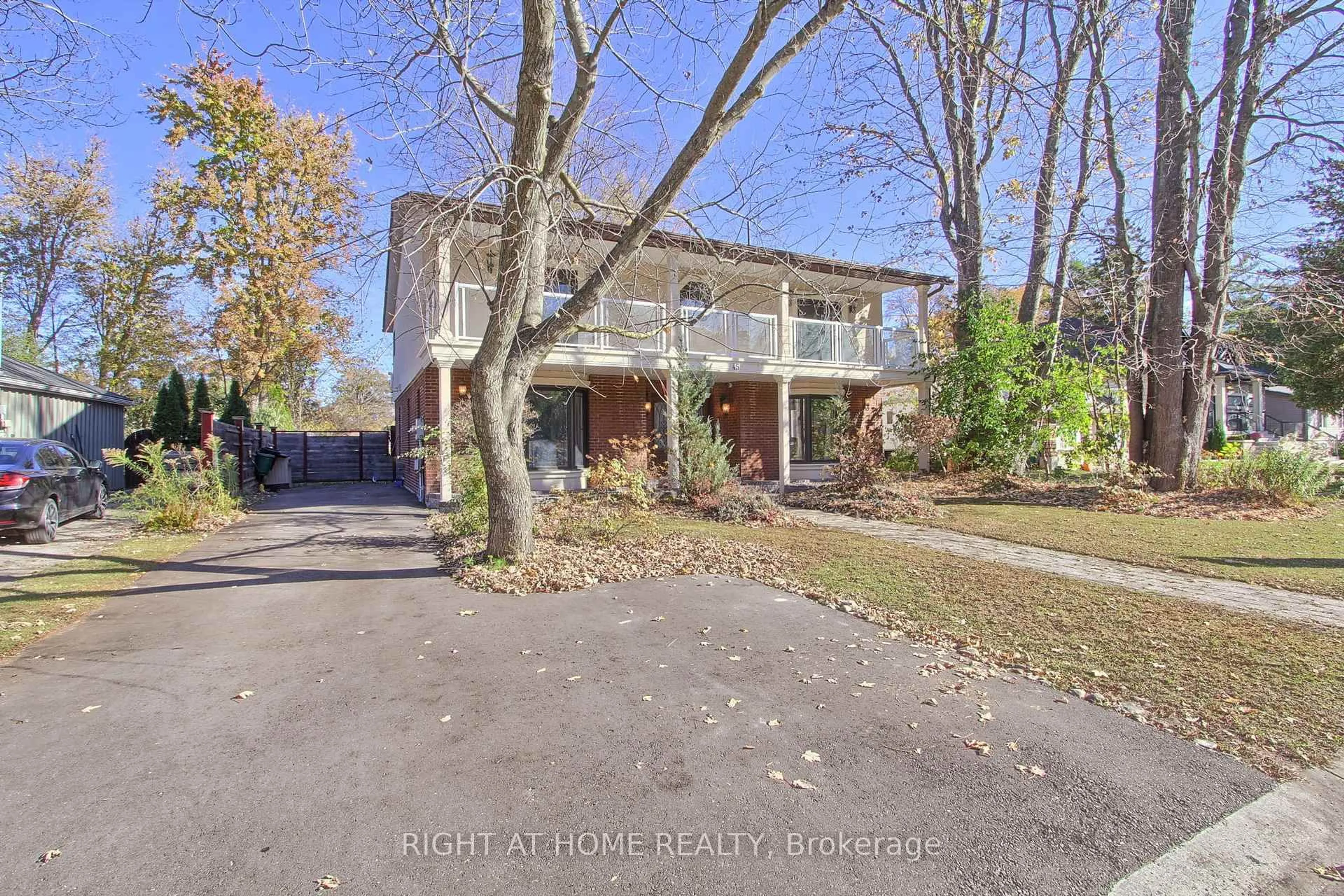 A pic from outside/outdoor area/front of a property/back of a property/a pic from drone, street for 45 Pleasant Ave, East Gwillimbury Ontario L9N 1A2