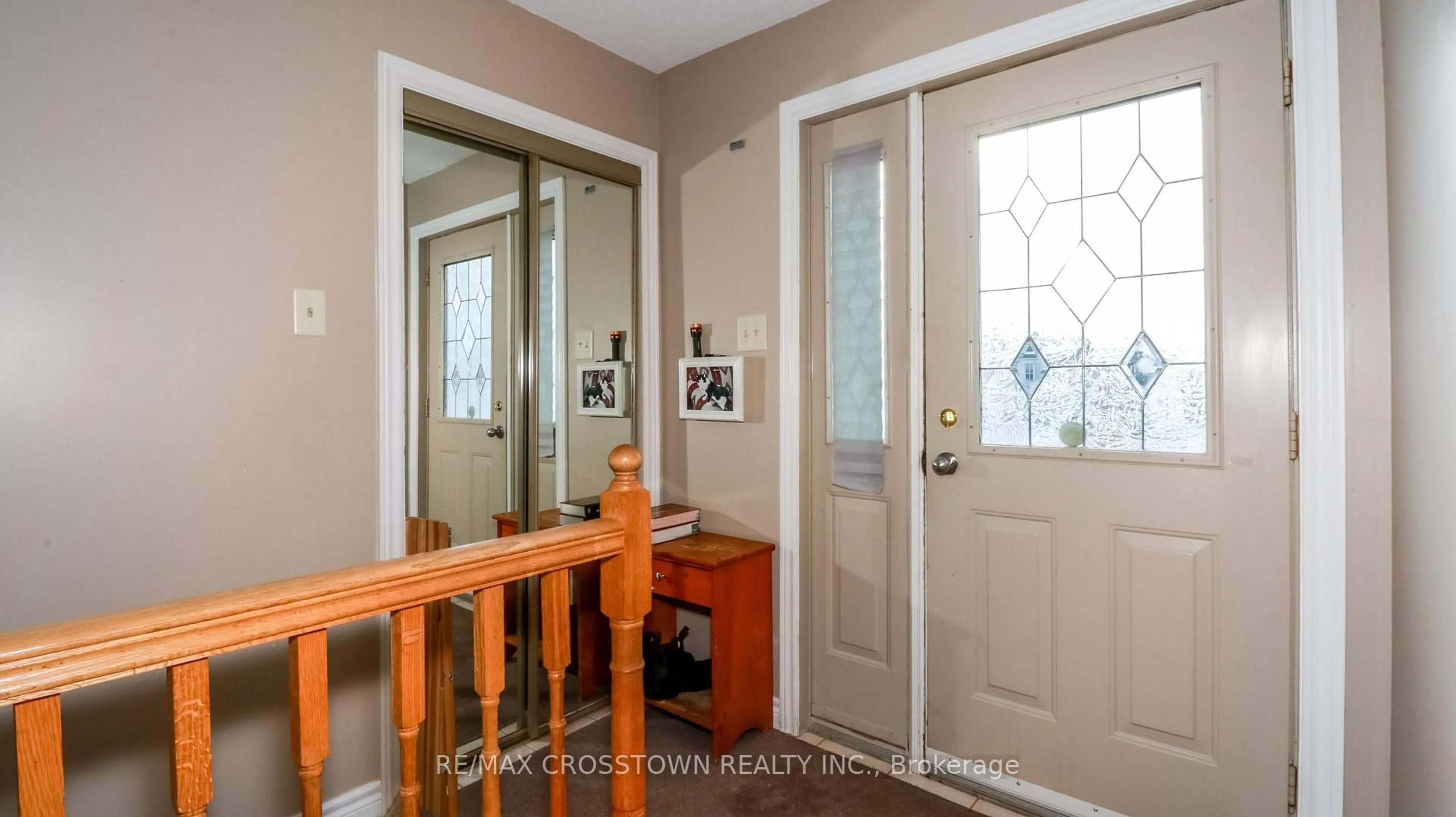 Indoor entryway for 64 Royal Oak Dr, Innisfil Ontario N1L 1N1