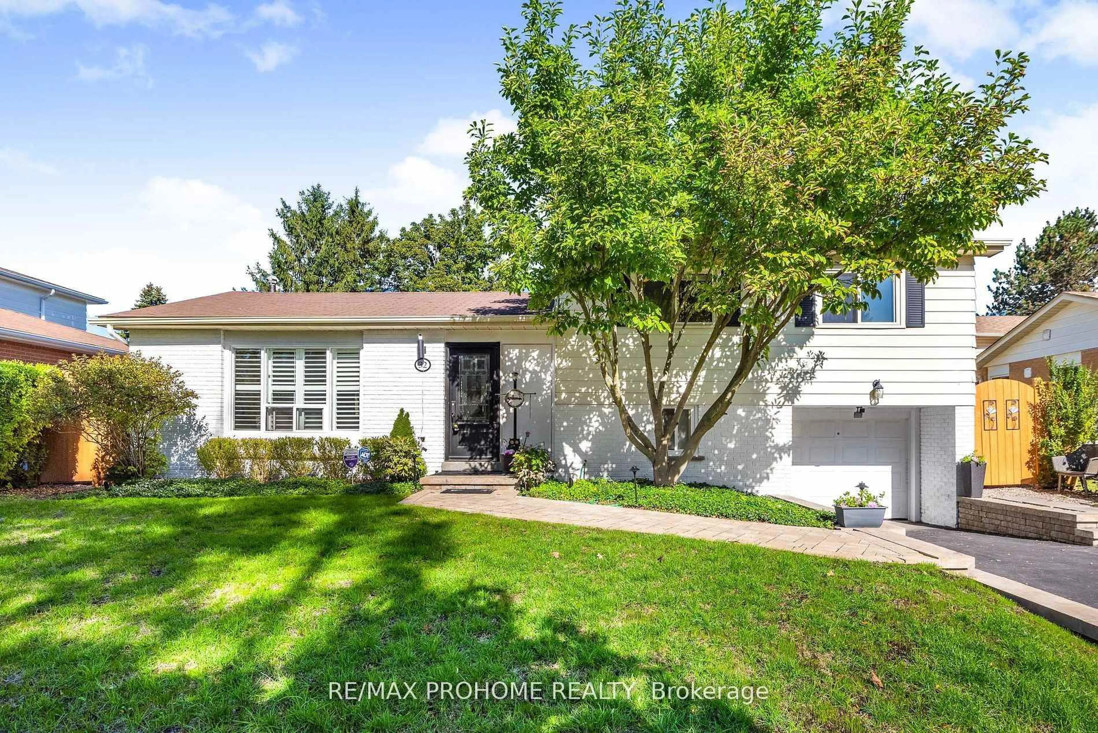 Home with vinyl exterior material, street for 32 Sir Bedevere Pl, Markham Ontario L3P 2W4