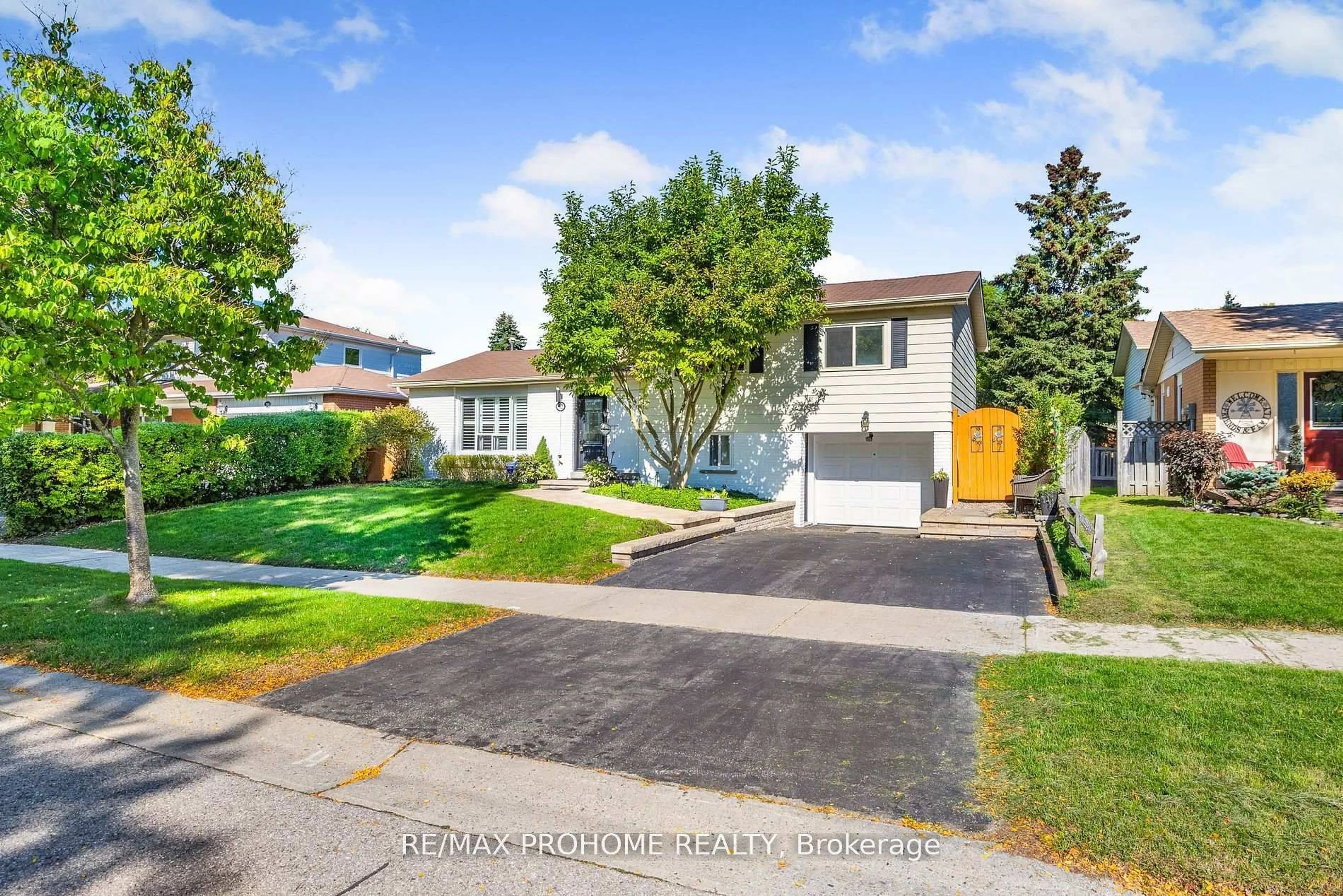 A pic from outside/outdoor area/front of a property/back of a property/a pic from drone, street for 32 Sir Bedevere Pl, Markham Ontario L3P 2W4