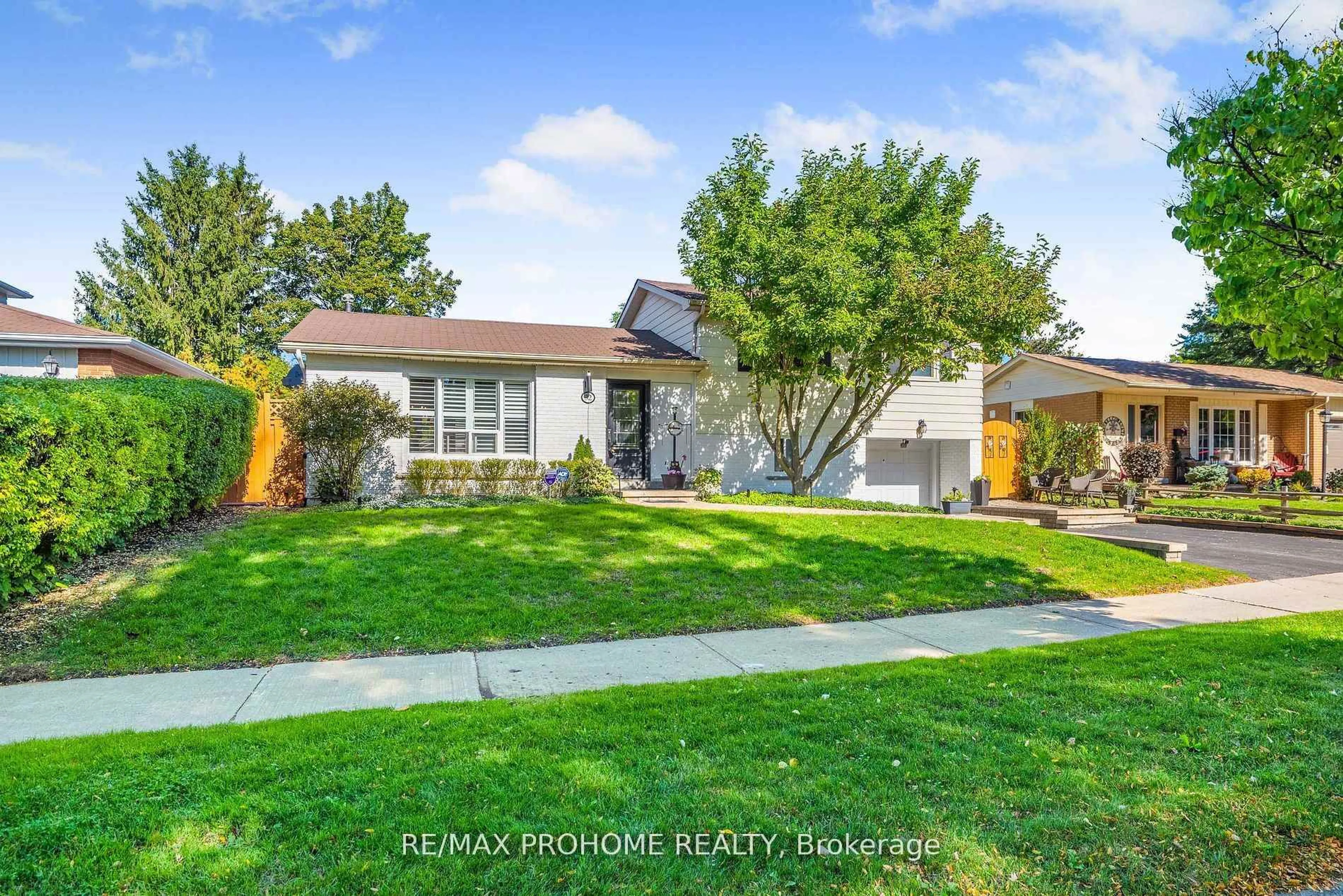 A pic from outside/outdoor area/front of a property/back of a property/a pic from drone, street for 32 Sir Bedevere Pl, Markham Ontario L3P 2W4