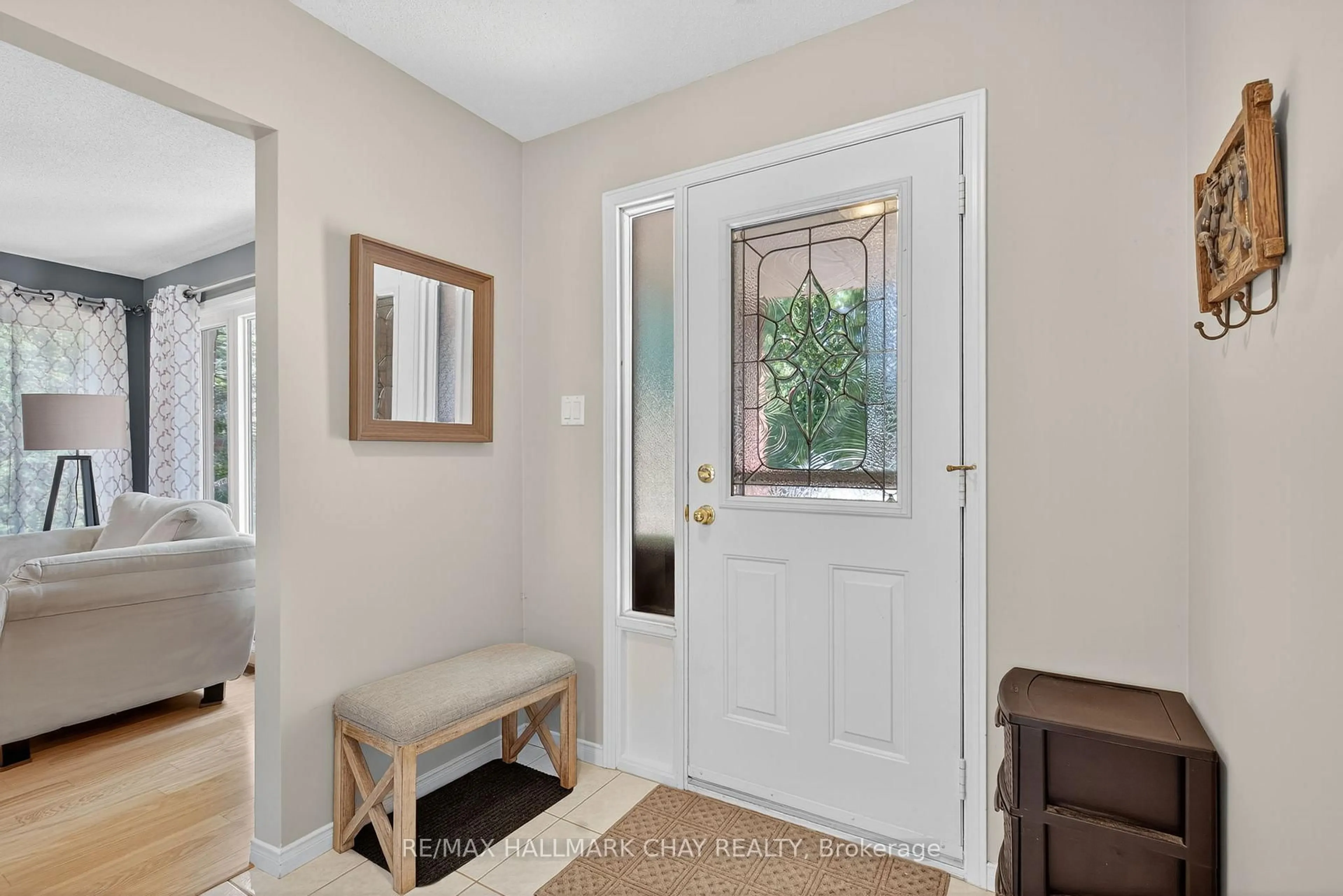 Indoor entryway for 33 Parkette Dr, New Tecumseth Ontario L9R 1R7