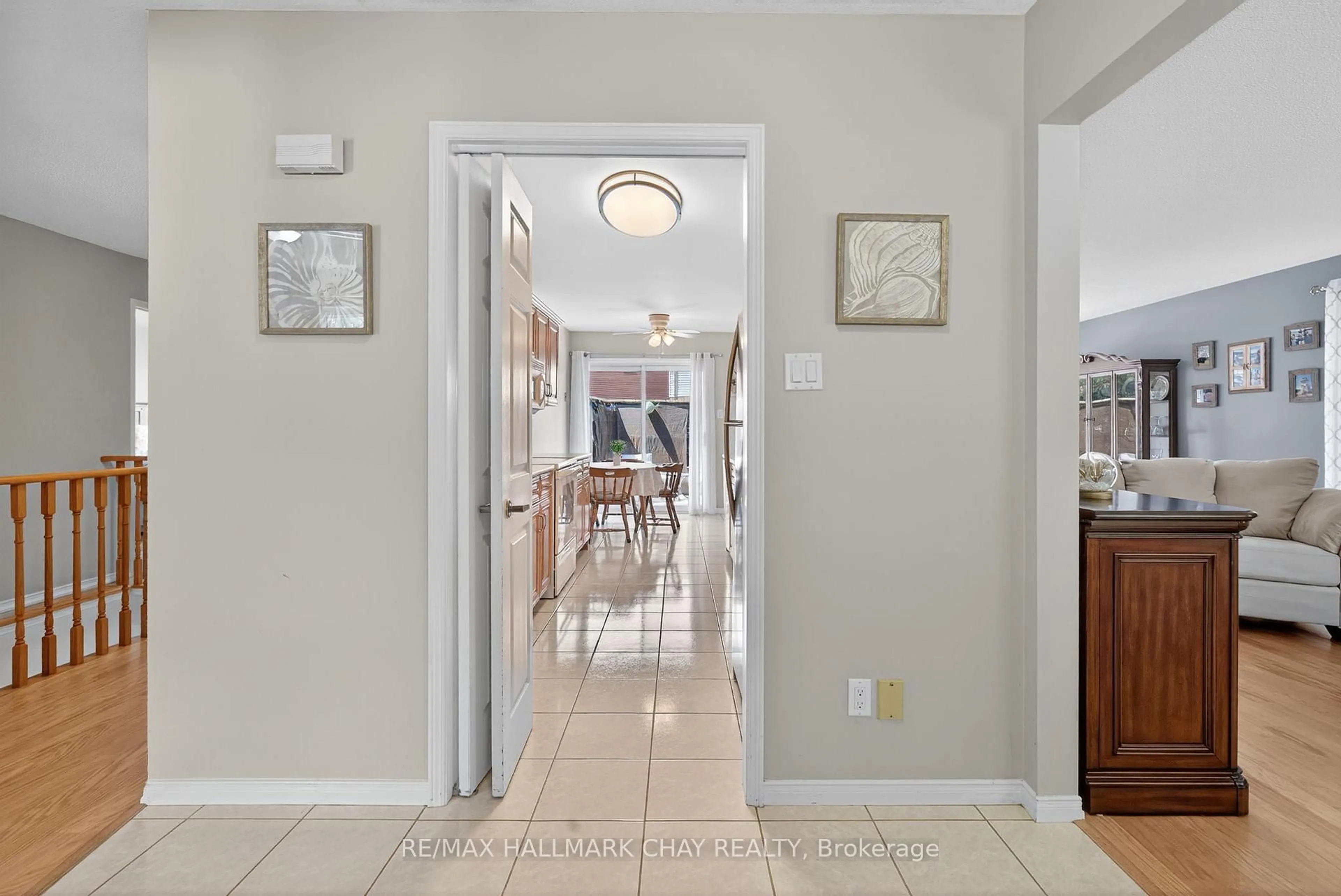 Indoor entryway for 33 Parkette Dr, New Tecumseth Ontario L9R 1R7