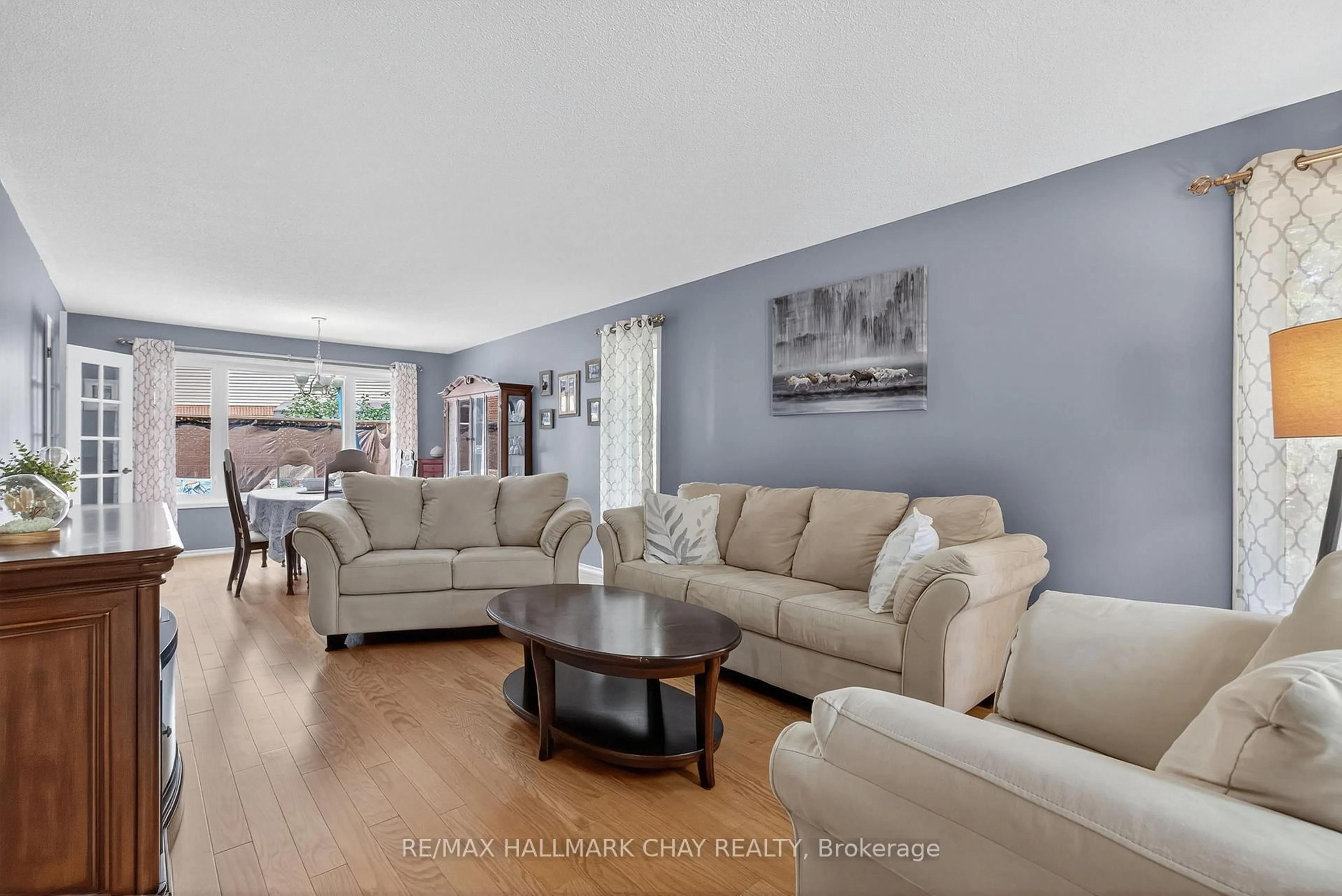 Living room with furniture, unknown for 33 Parkette Dr, New Tecumseth Ontario L9R 1R7
