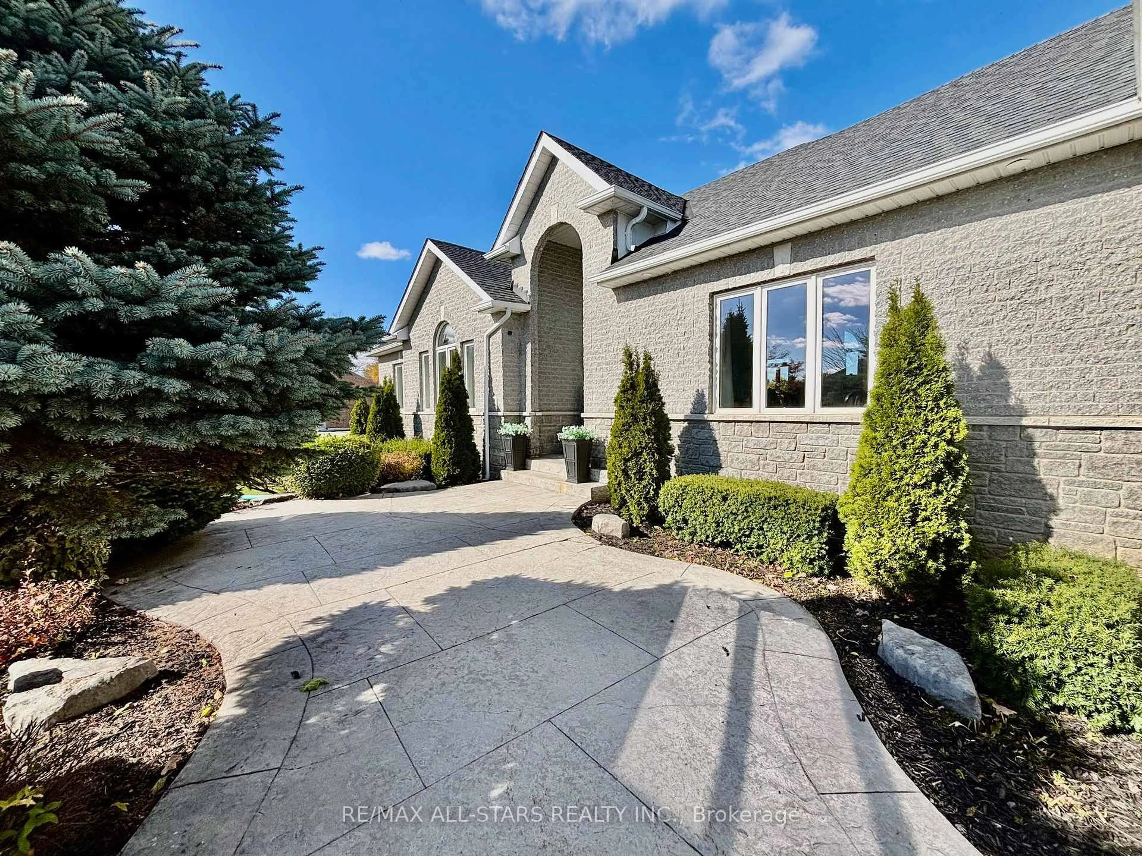 Home with vinyl exterior material, street for 42 Deer Ridge Rd, Uxbridge Ontario L0C 1A0