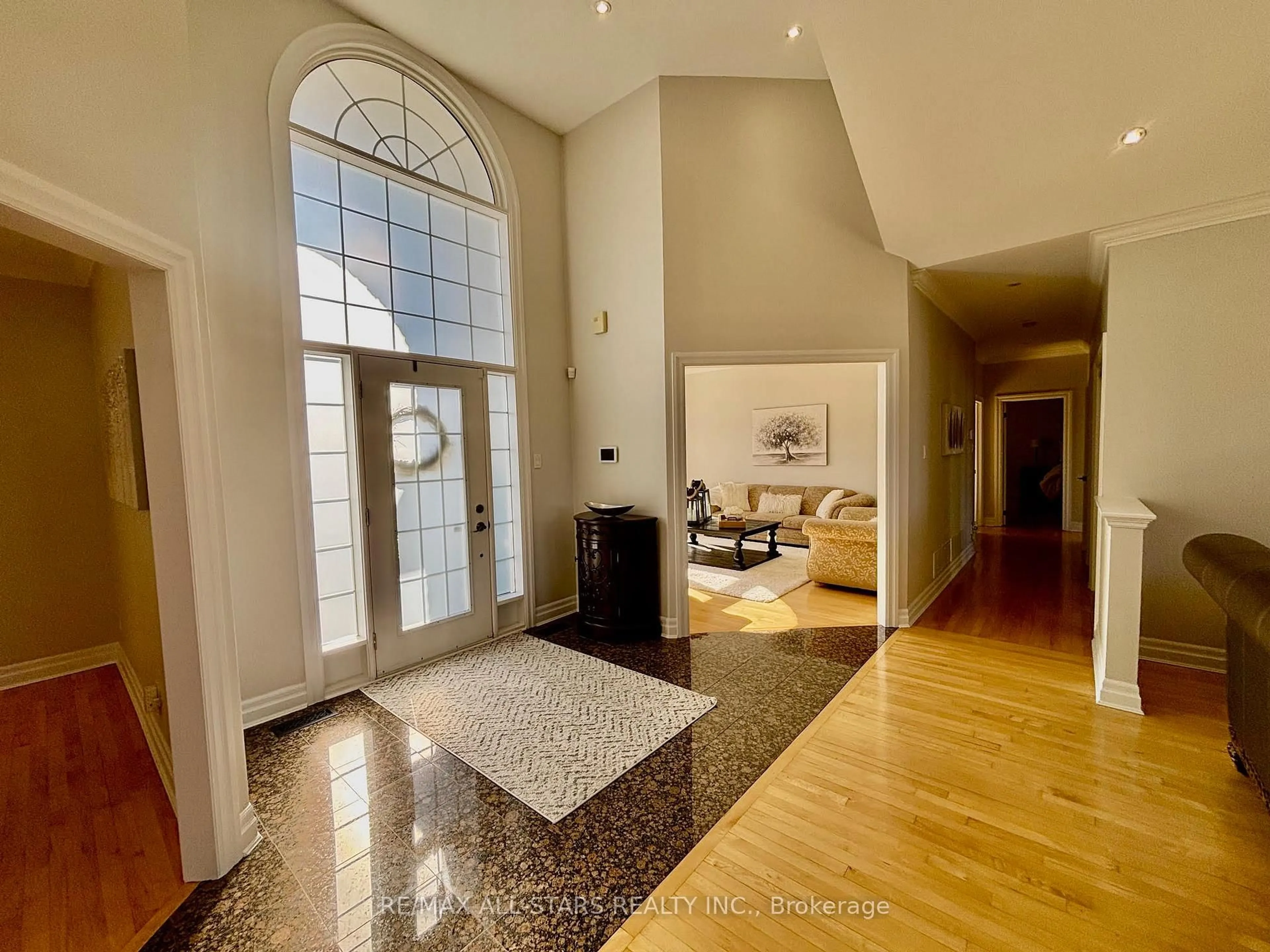 Indoor foyer for 42 Deer Ridge Rd, Uxbridge Ontario L0C 1A0