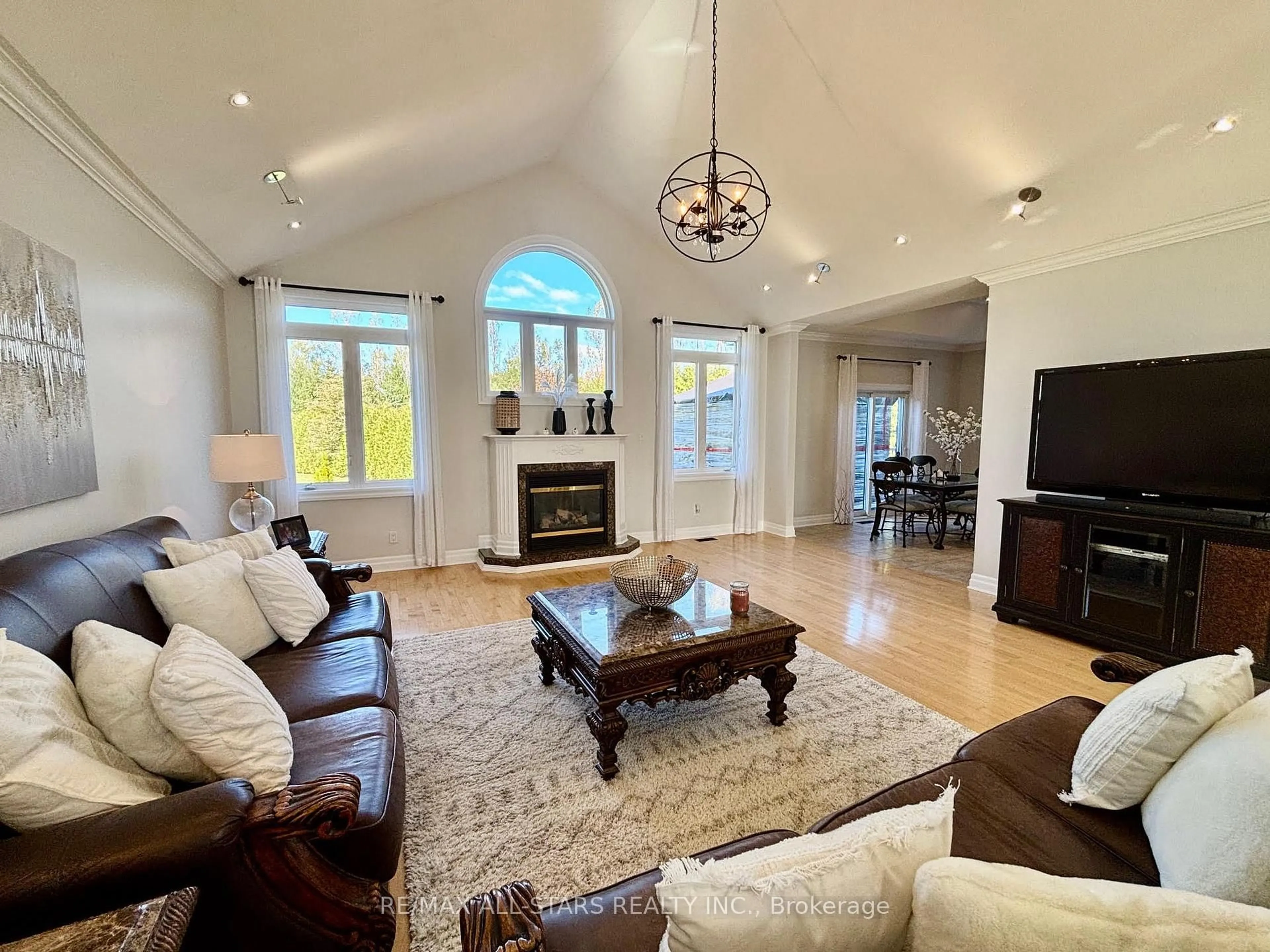 Living room with furniture, unknown for 42 Deer Ridge Rd, Uxbridge Ontario L0C 1A0