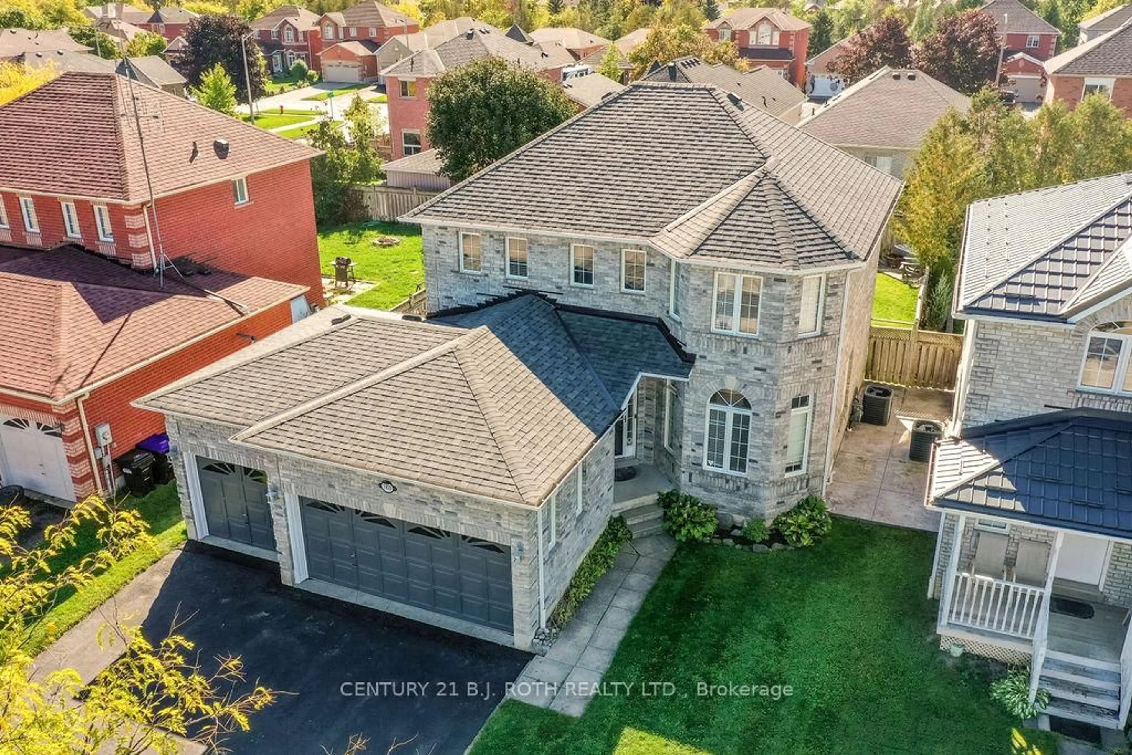 A pic from outside/outdoor area/front of a property/back of a property/a pic from drone, street for 1970 Webster Blvd, Innisfil Ontario L9S 2A5
