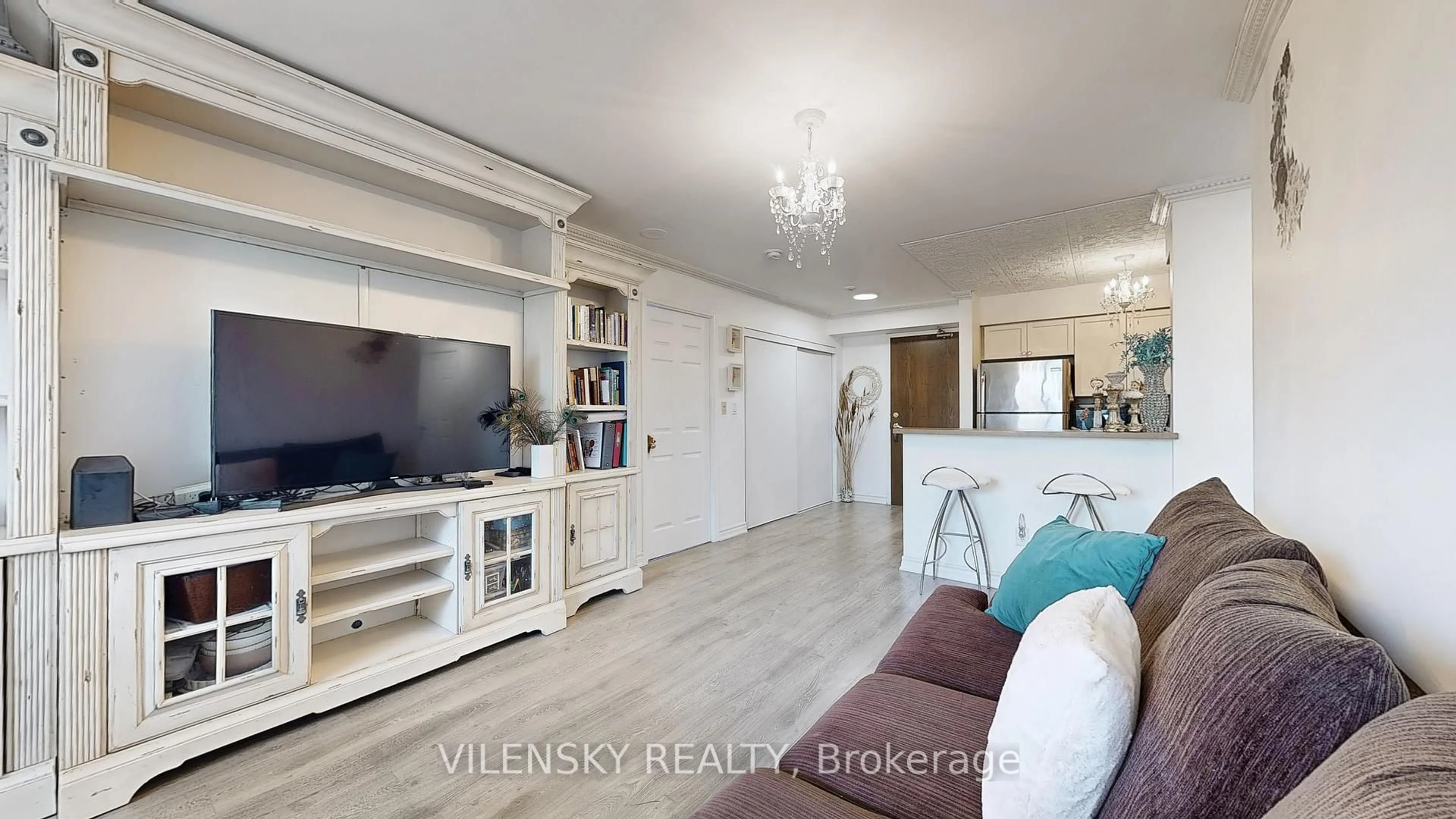 Living room with furniture, wood/laminate floor for 39 Oneida Cres #215, Richmond Hill Ontario L4B 4T9