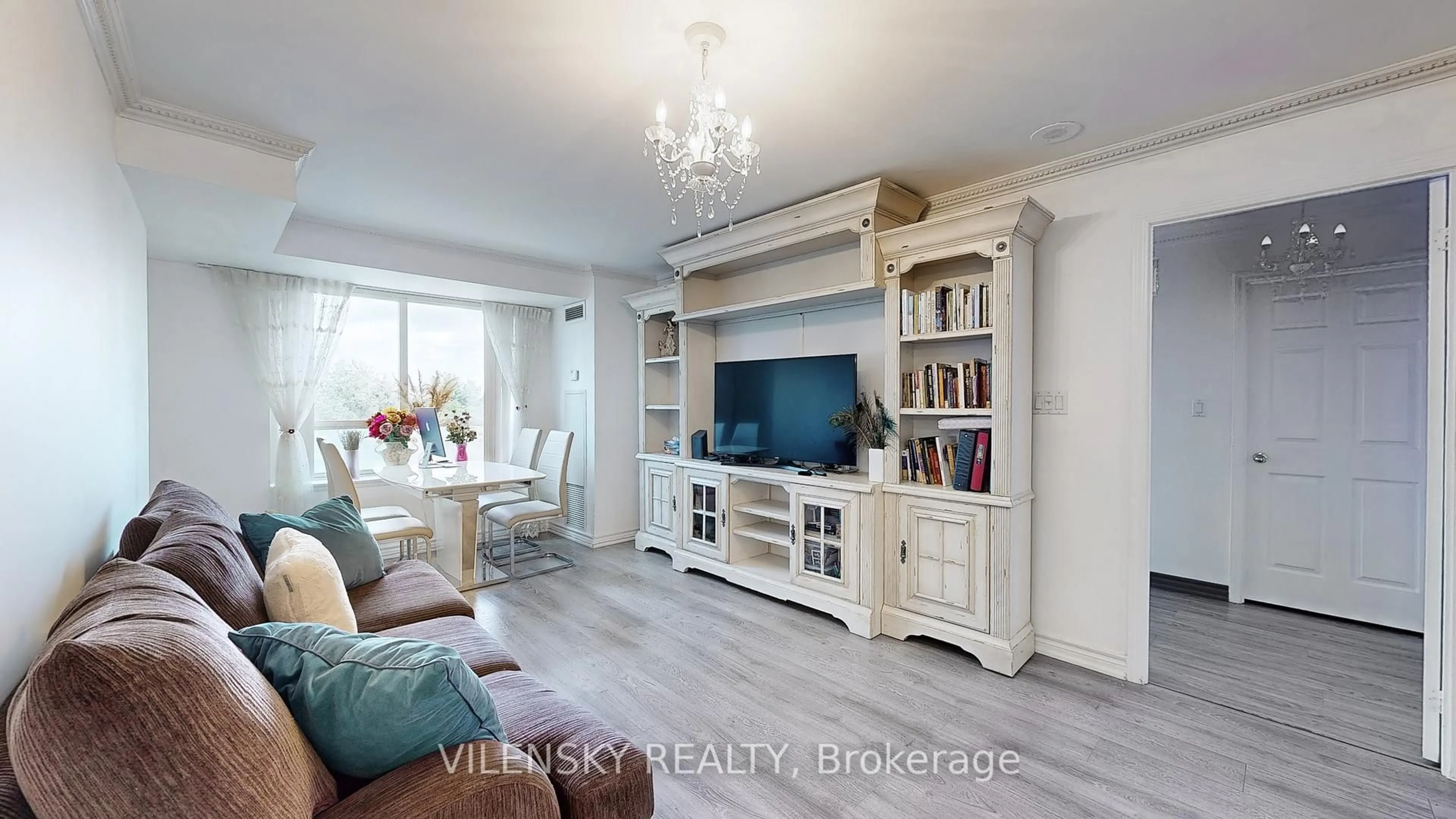 Living room with furniture, wood/laminate floor for 39 Oneida Cres #215, Richmond Hill Ontario L4B 4T9