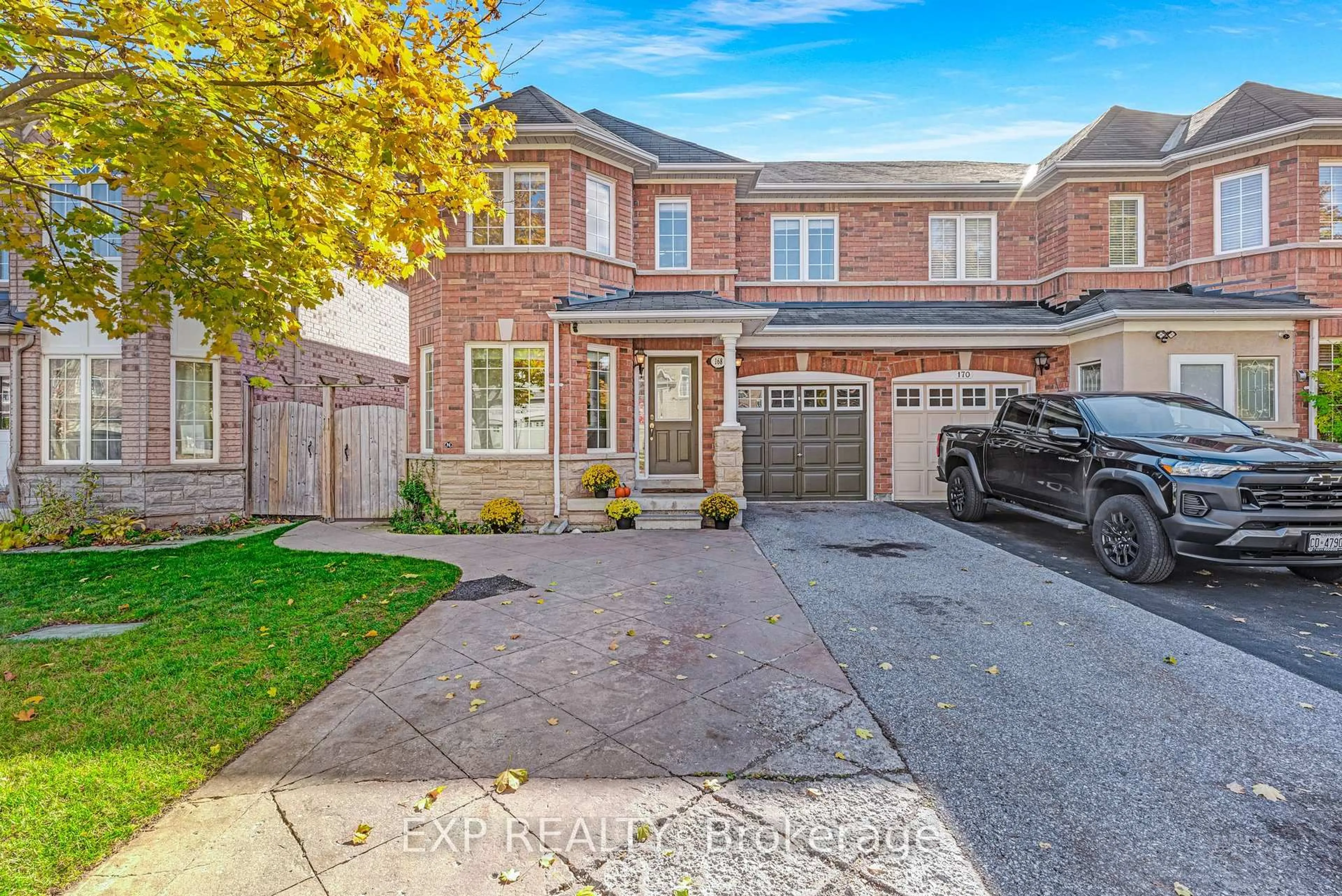 Home with brick exterior material, street for 168 Wainscot Ave, Newmarket Ontario L3X 2X4