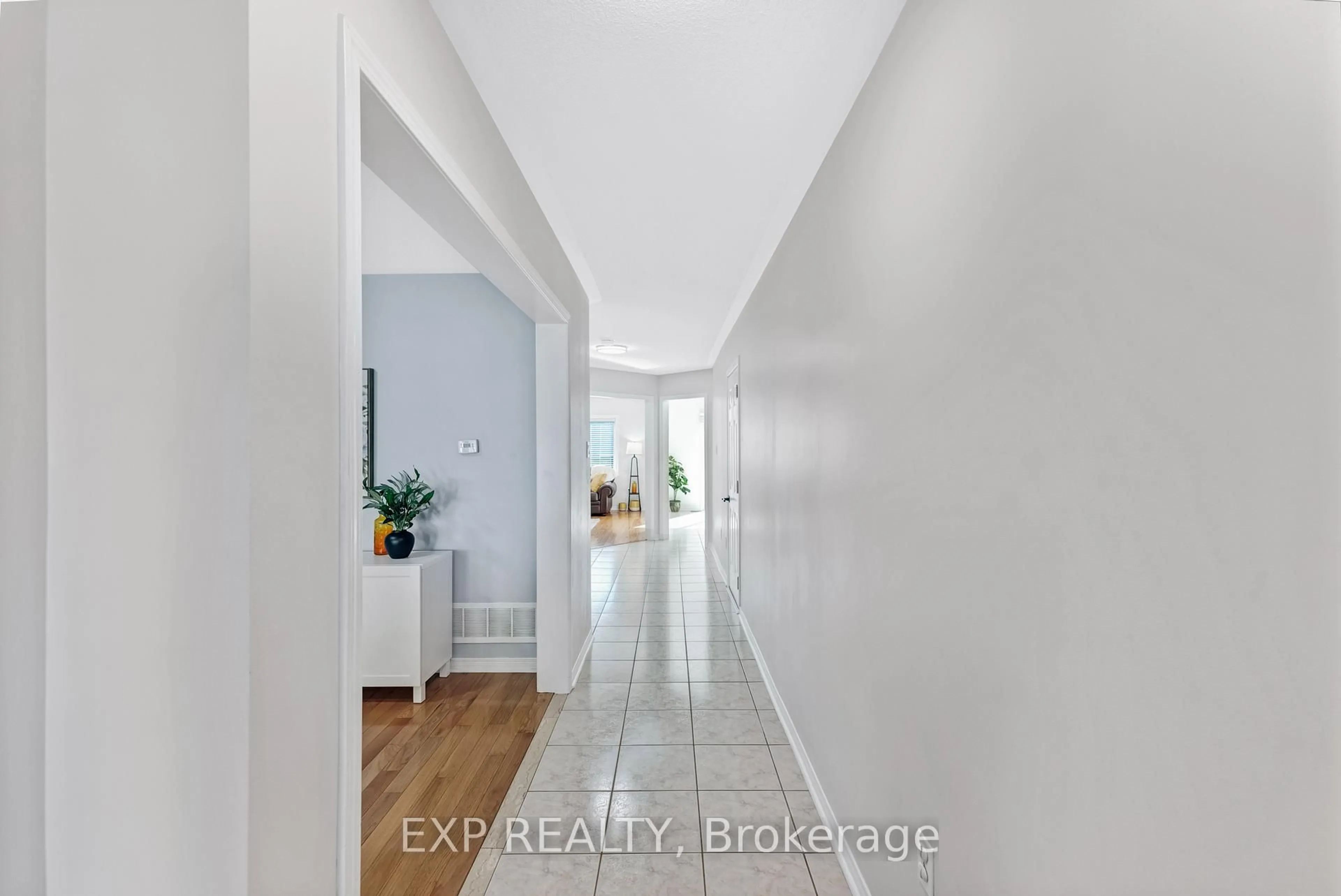 Indoor entryway for 168 Wainscot Ave, Newmarket Ontario L3X 2X4