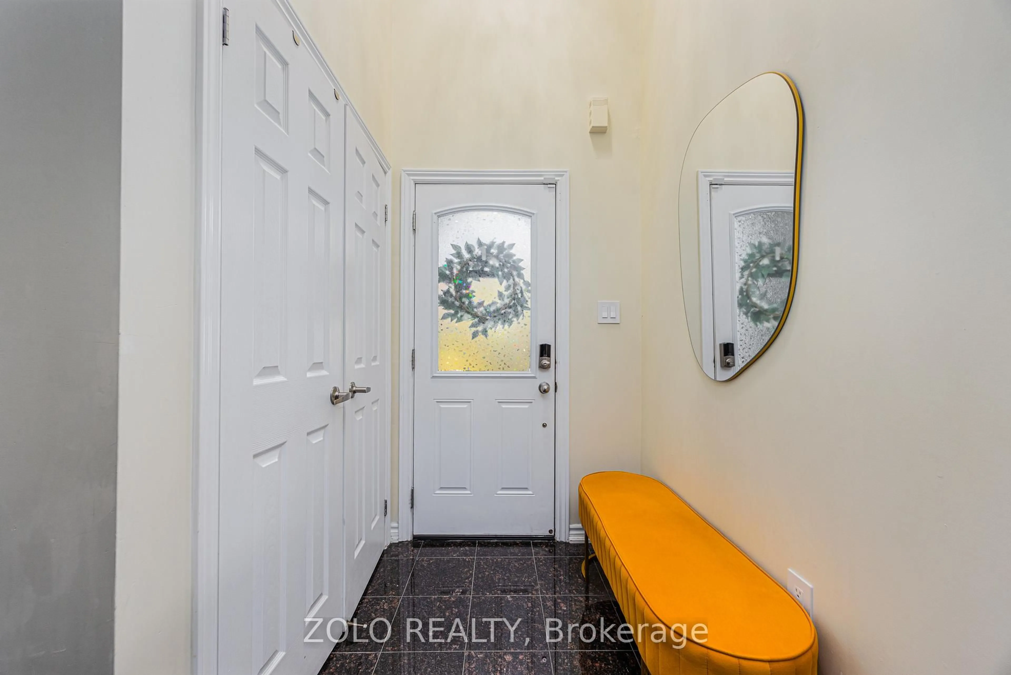 Indoor entryway for 235 Appleton Crt, Newmarket Ontario L3Y 1J2
