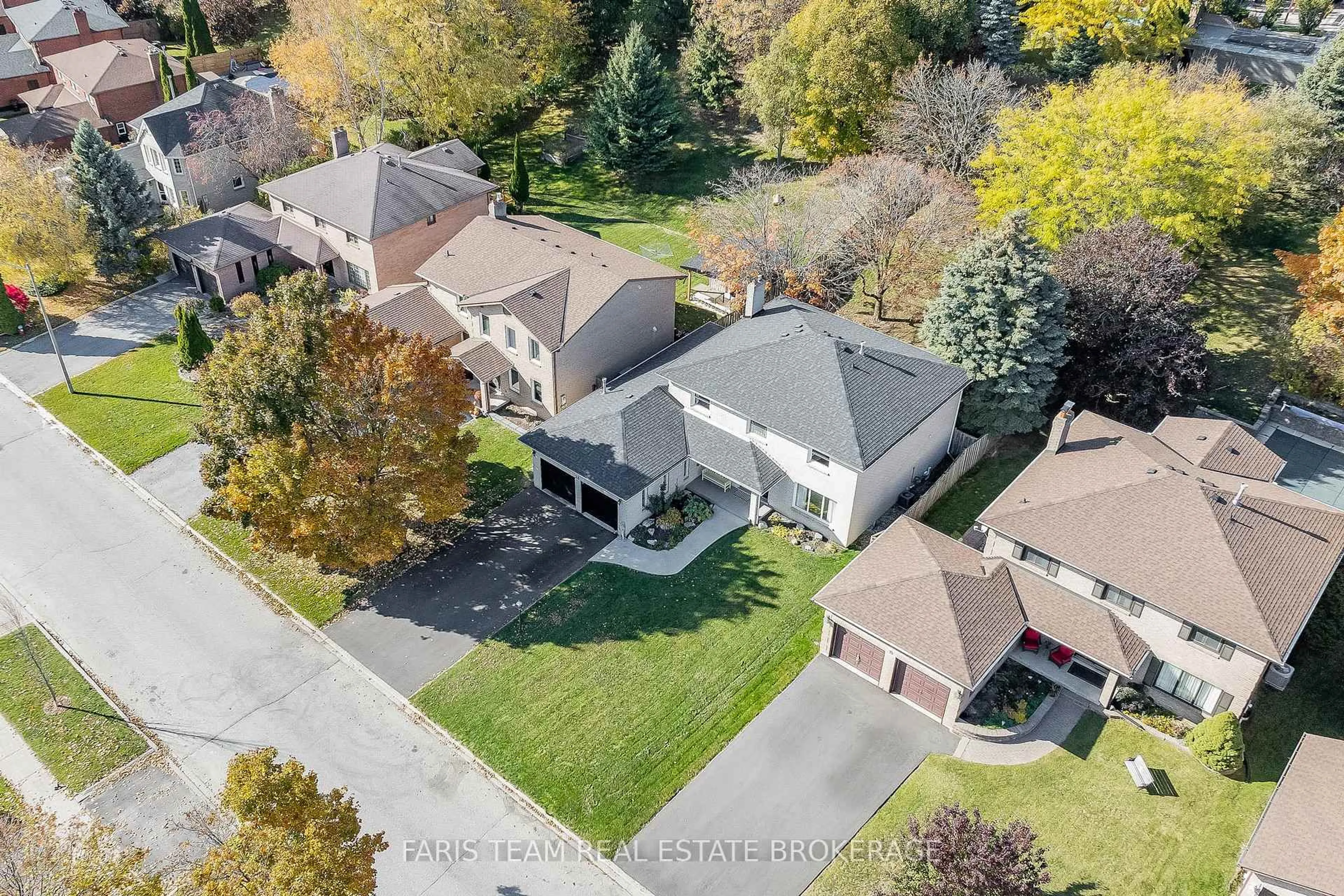A pic from outside/outdoor area/front of a property/back of a property/a pic from drone, street for 23 Royal Crt, Bradford West Gwillimbury Ontario L3Z 2P5