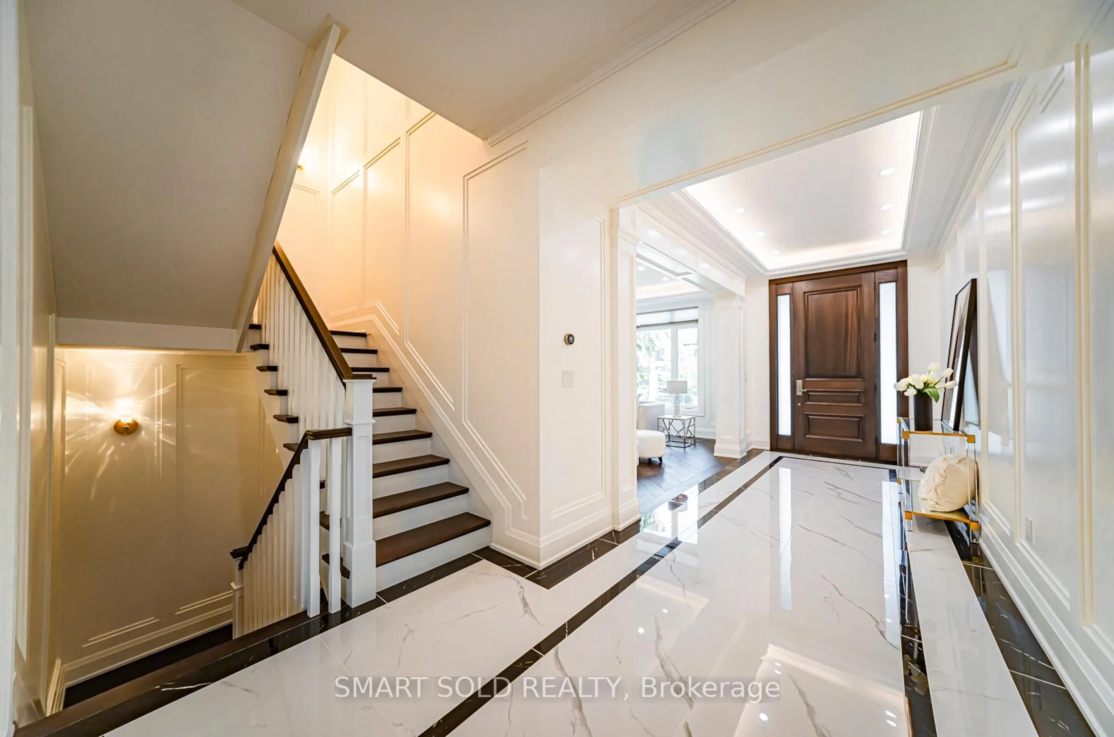Indoor foyer for 92 Lloyd St, Whitchurch-Stouffville Ontario L4A 4J5