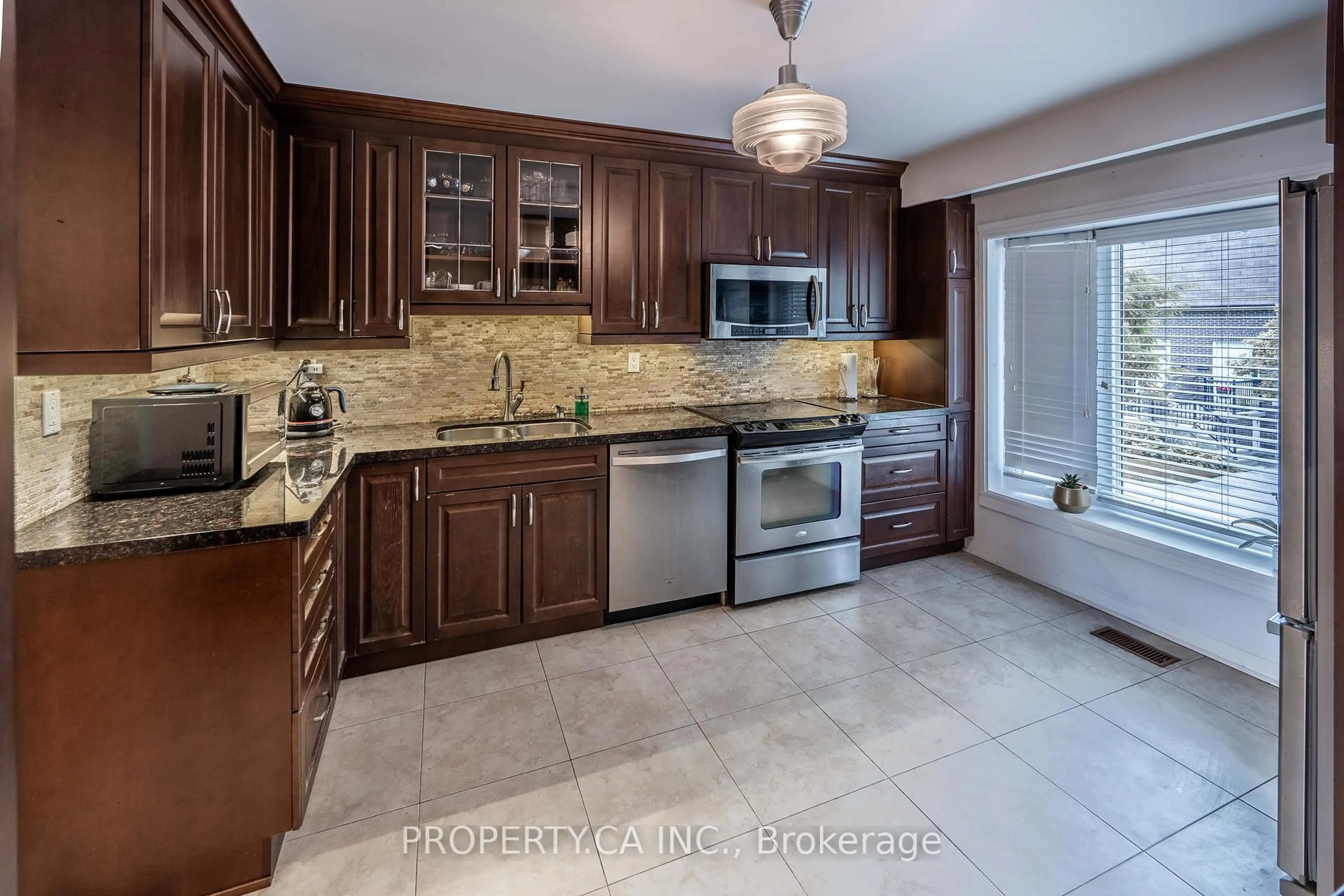 Open concept kitchen, ceramic/tile floor for 40 Castle Rock Dr #23, Richmond Hill Ontario L4C 5H5