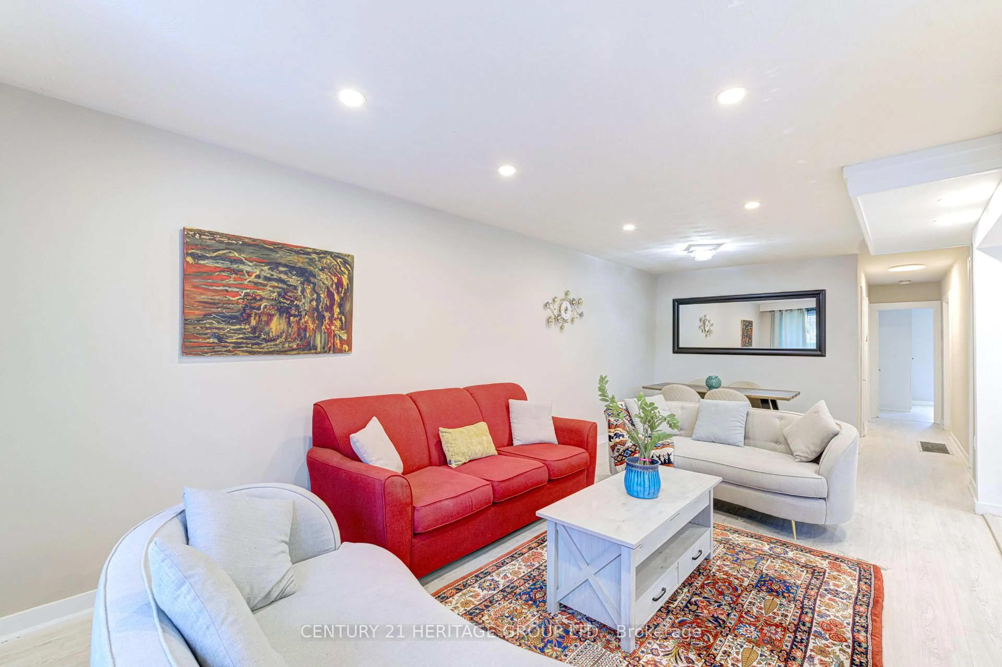 Living room with furniture, unknown for 82 Harrison Dr, Newmarket Ontario L3Y 4P4