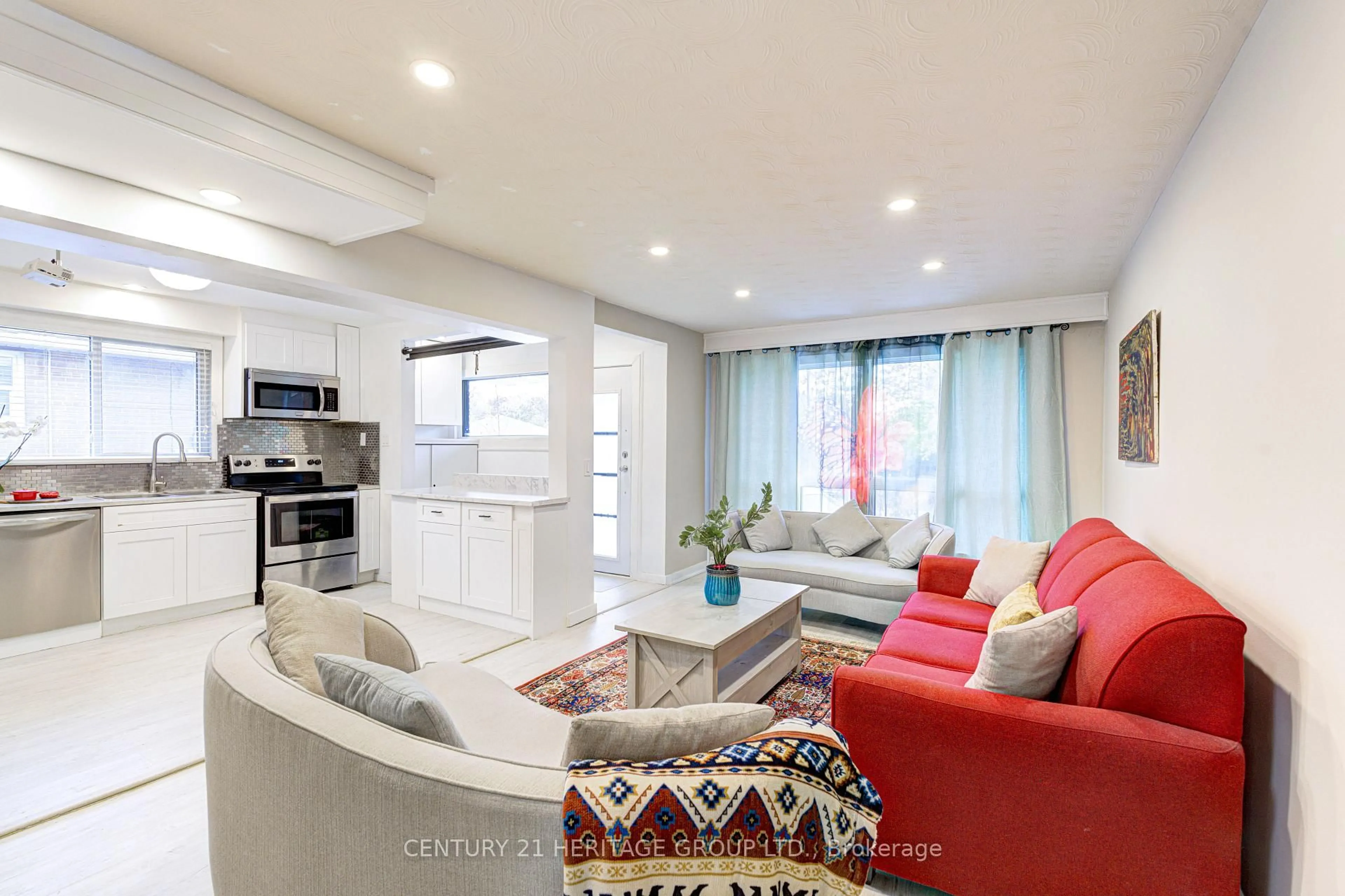 Living room with furniture, unknown for 82 Harrison Dr, Newmarket Ontario L3Y 4P4