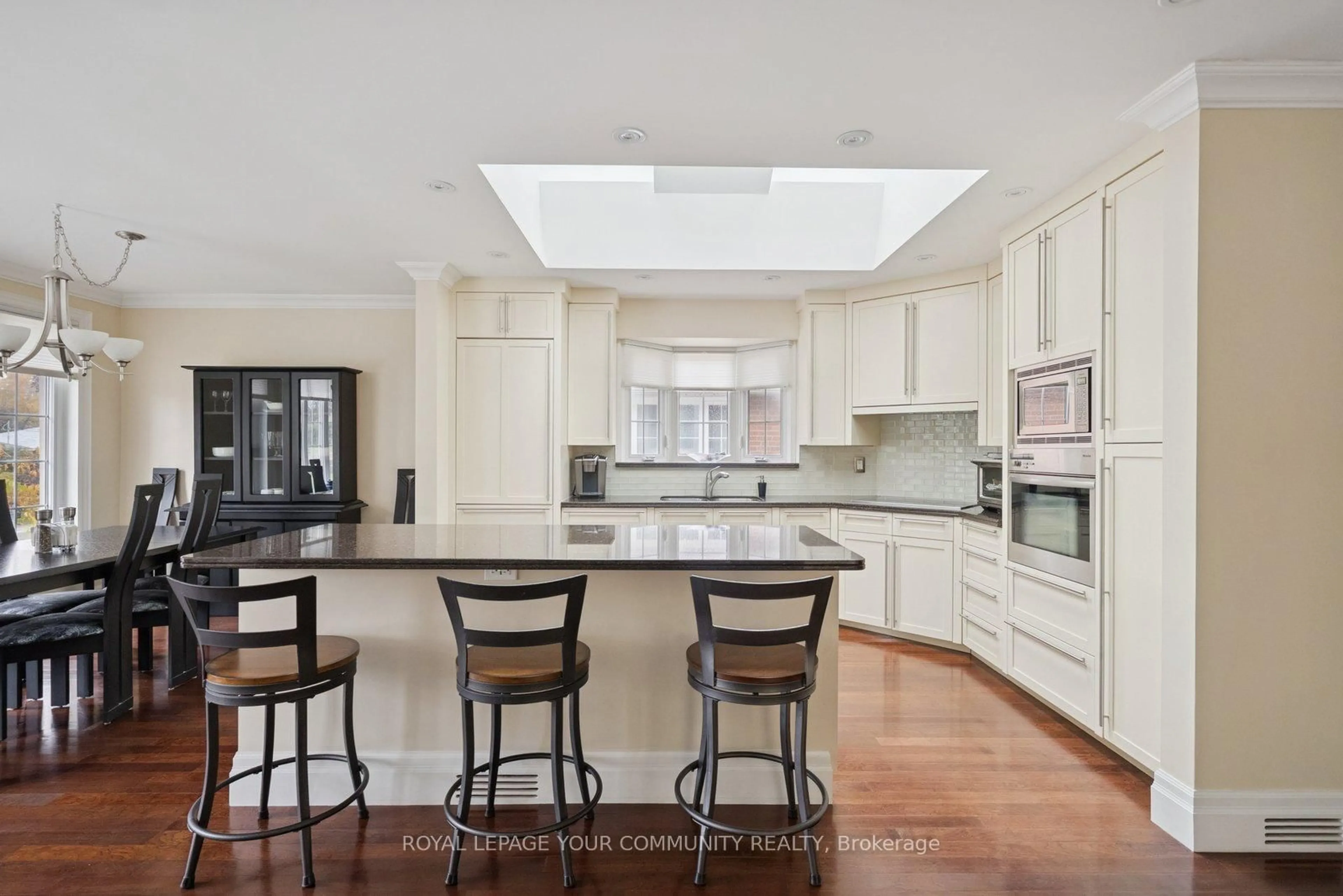 Open concept kitchen, ceramic/tile floor for 402 Palmer Ave, Richmond Hill Ontario L4C 1P8