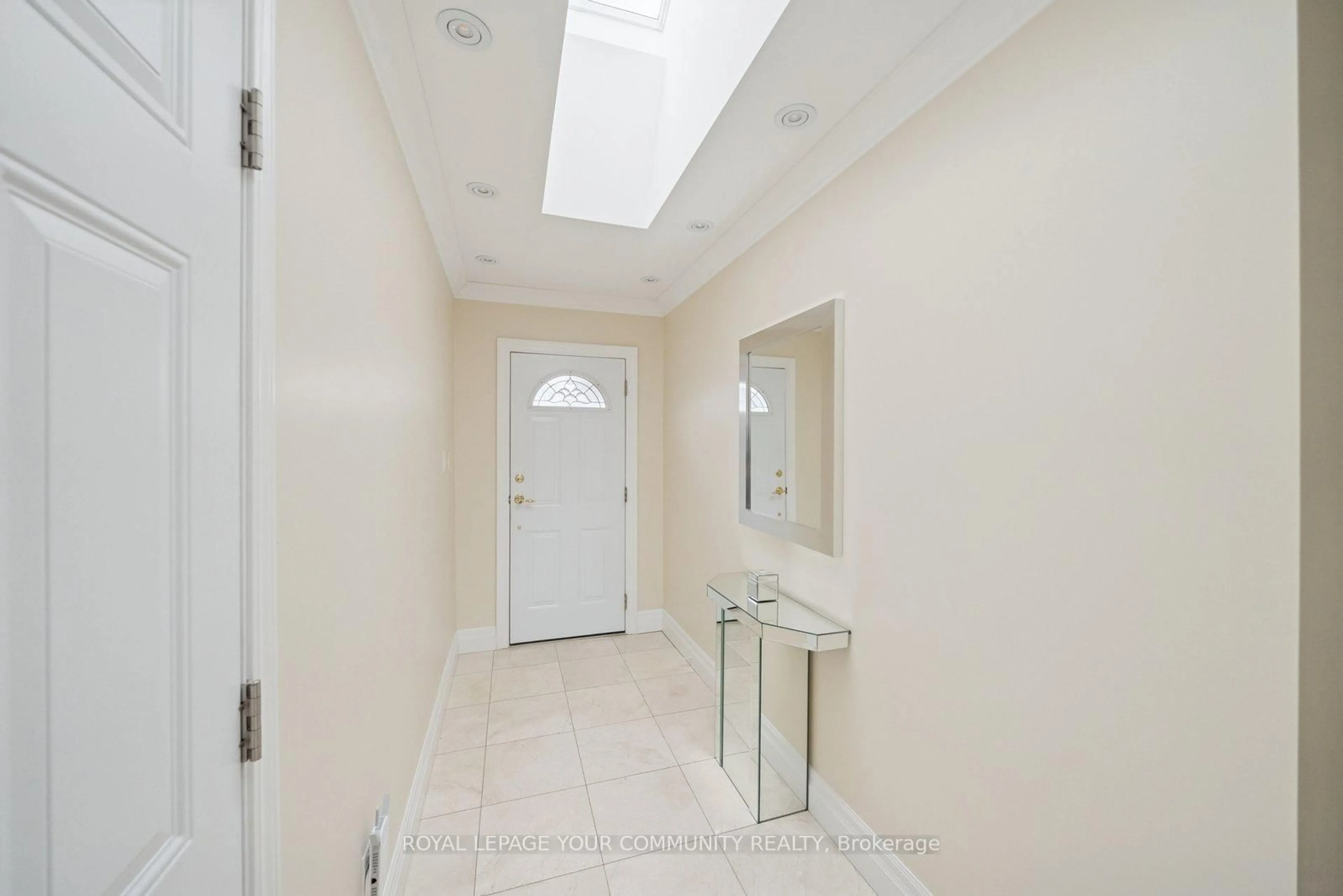 Indoor entryway for 402 Palmer Ave, Richmond Hill Ontario L4C 1P8