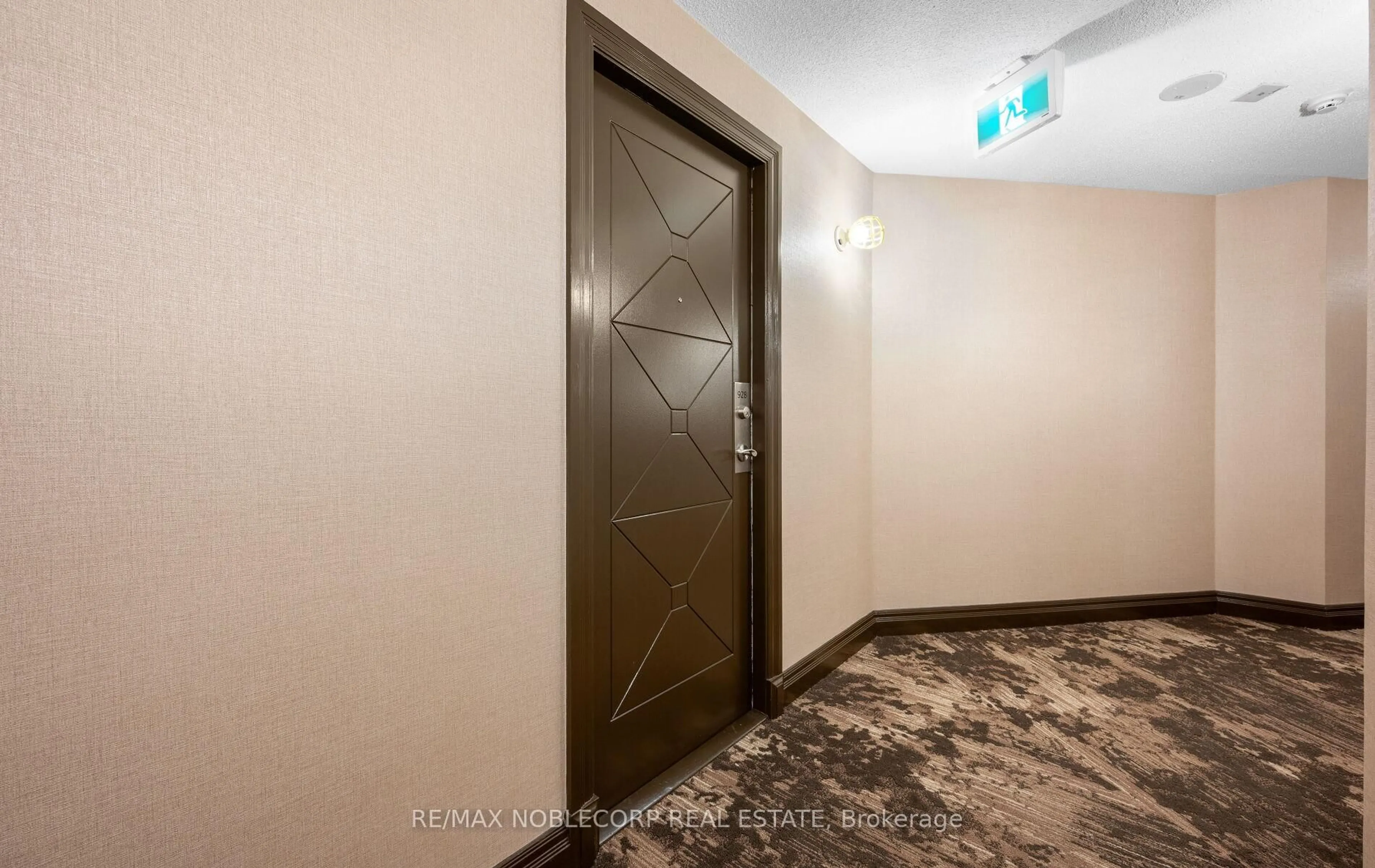 Indoor foyer for 18 Harding Blvd #928, Richmond Hill Ontario L4C 0T3