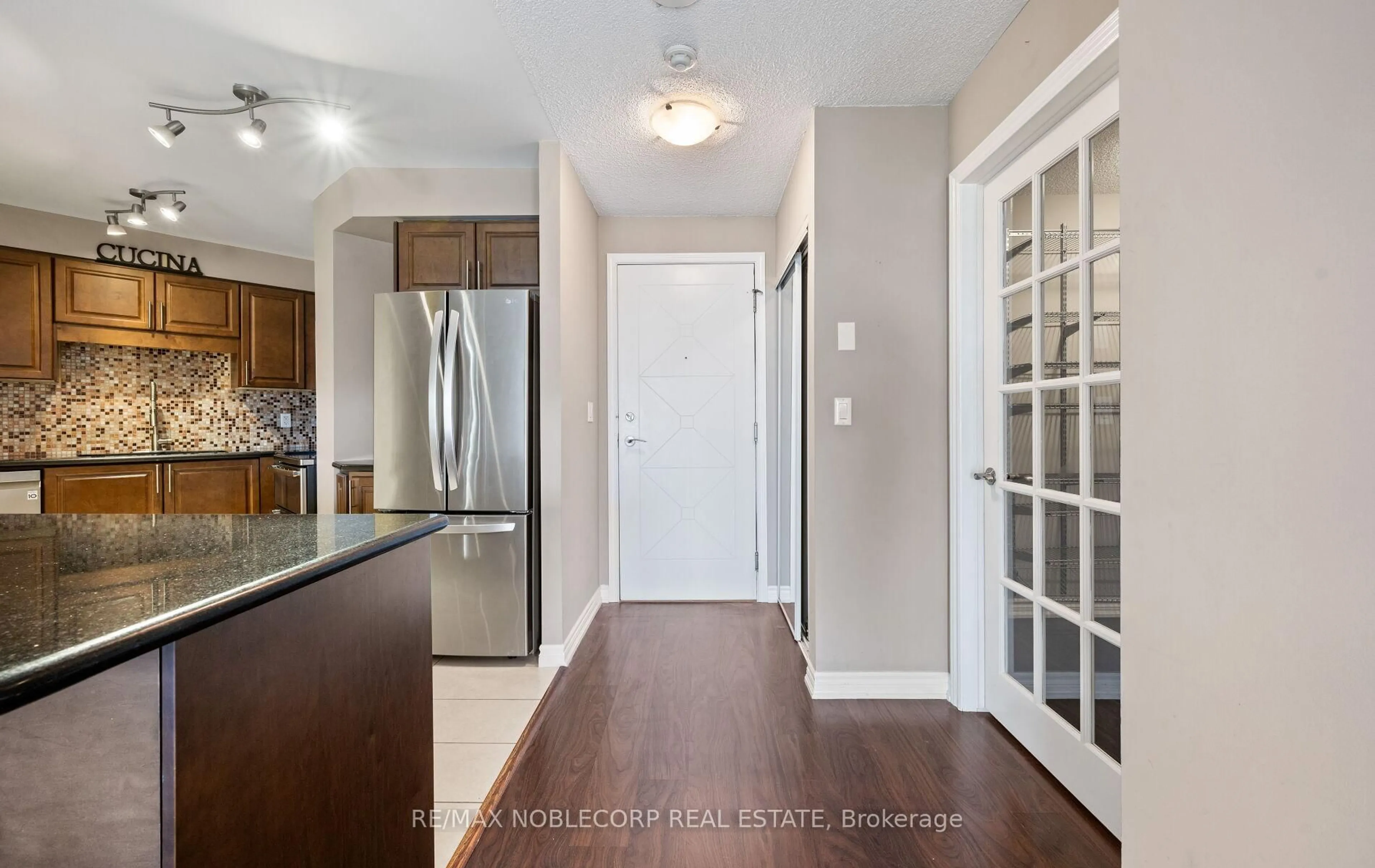 Indoor entryway for 18 Harding Blvd #928, Richmond Hill Ontario L4C 0T3