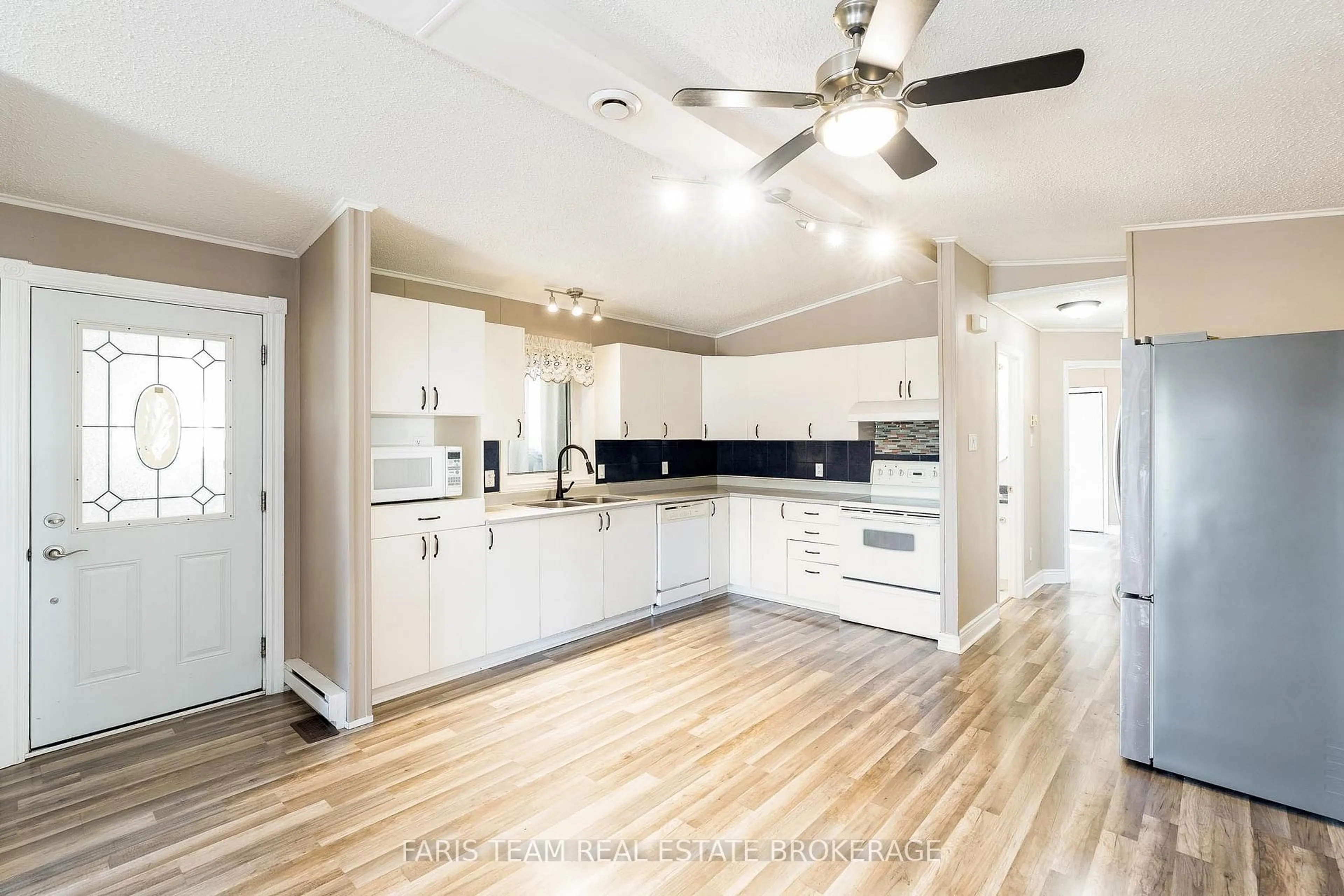 Open concept kitchen, unknown for 13 Sunrise Circ, Bradford West Gwillimbury Ontario L3Z 2A5