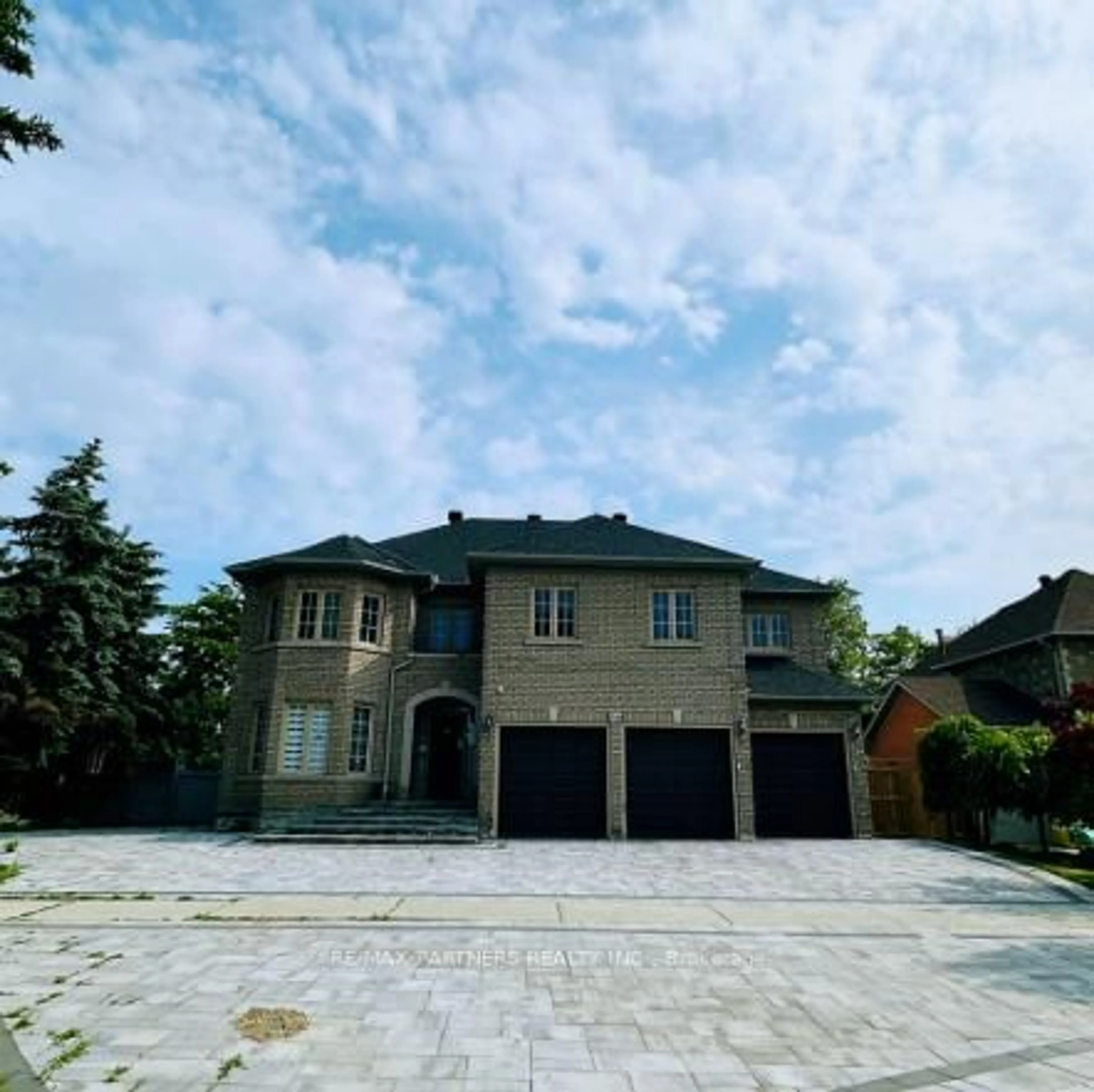 A pic from outside/outdoor area/front of a property/back of a property/a pic from drone, street for 46 Green Ash Cres, Richmond Hill Ontario L4B 3S1