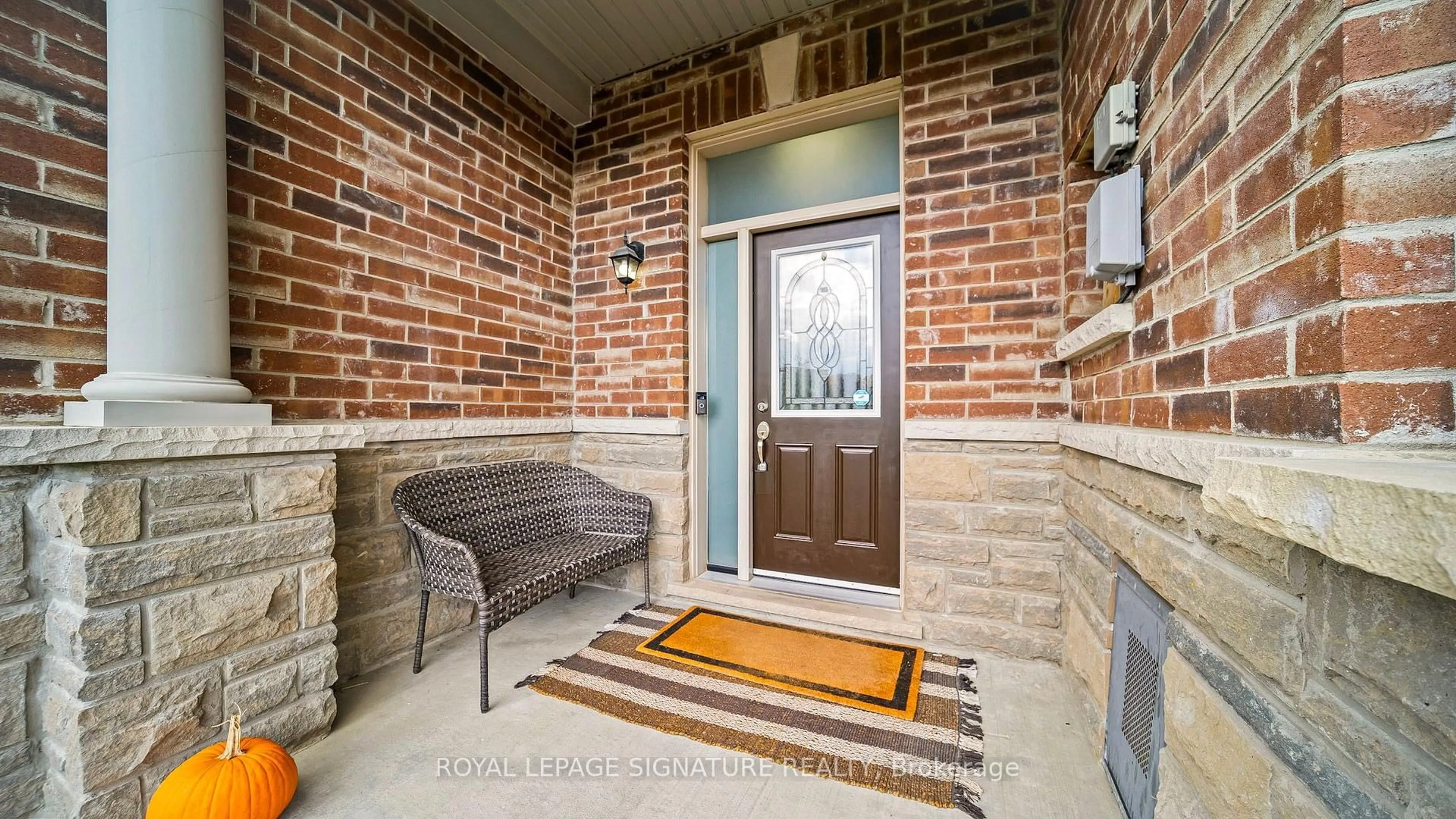 Indoor entryway for 65 Kingsmere Cres, New Tecumseth Ontario L0N 1R0