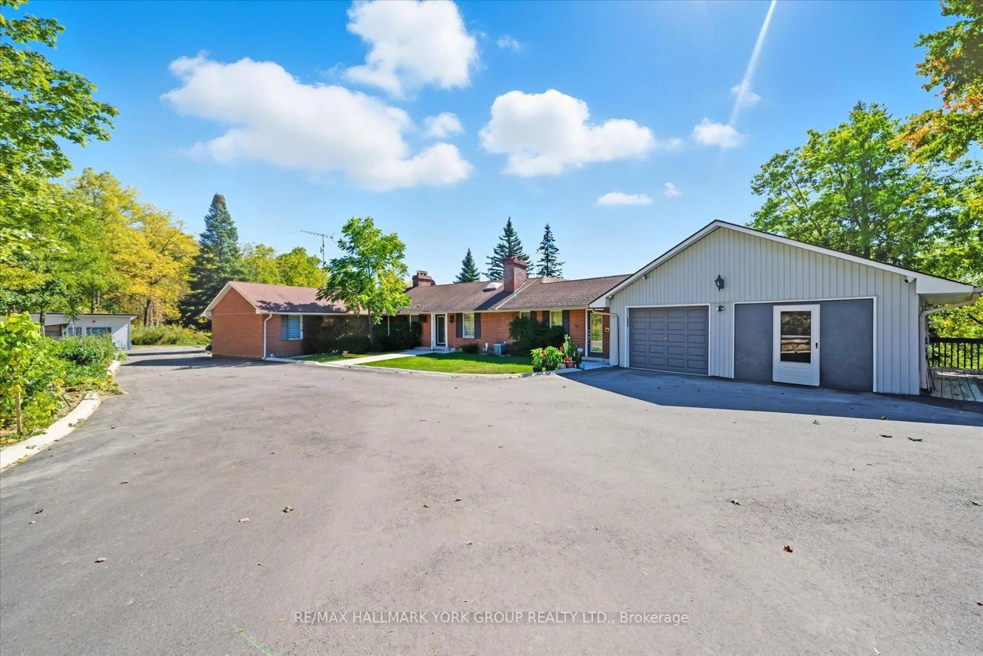 A pic from outside/outdoor area/front of a property/back of a property/a pic from drone, street for 3815 King Rd, King Ontario L7B 1K4