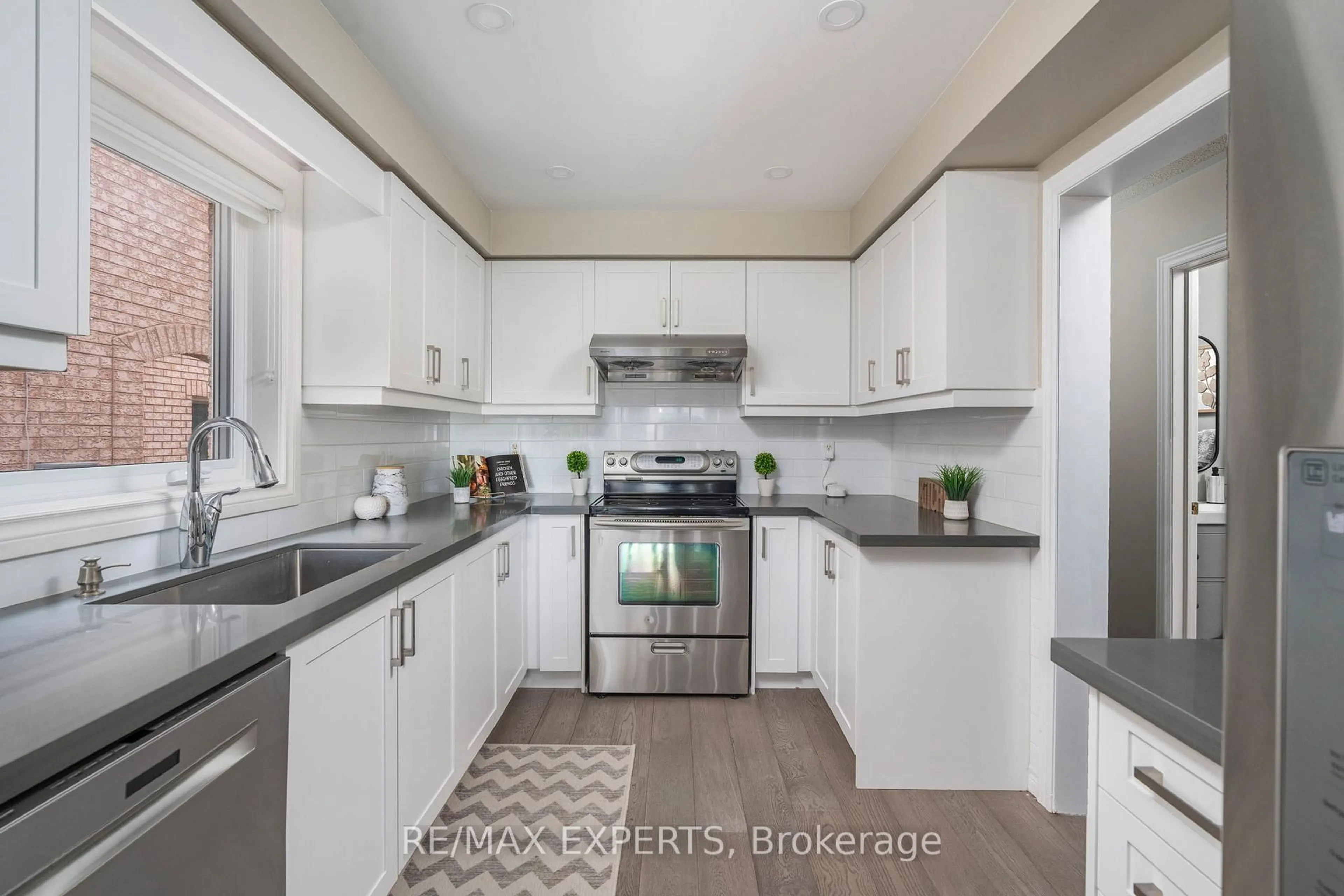 Standard kitchen, ceramic/tile floor for 157 Primeau Dr, Aurora Ontario L4G 6Z6