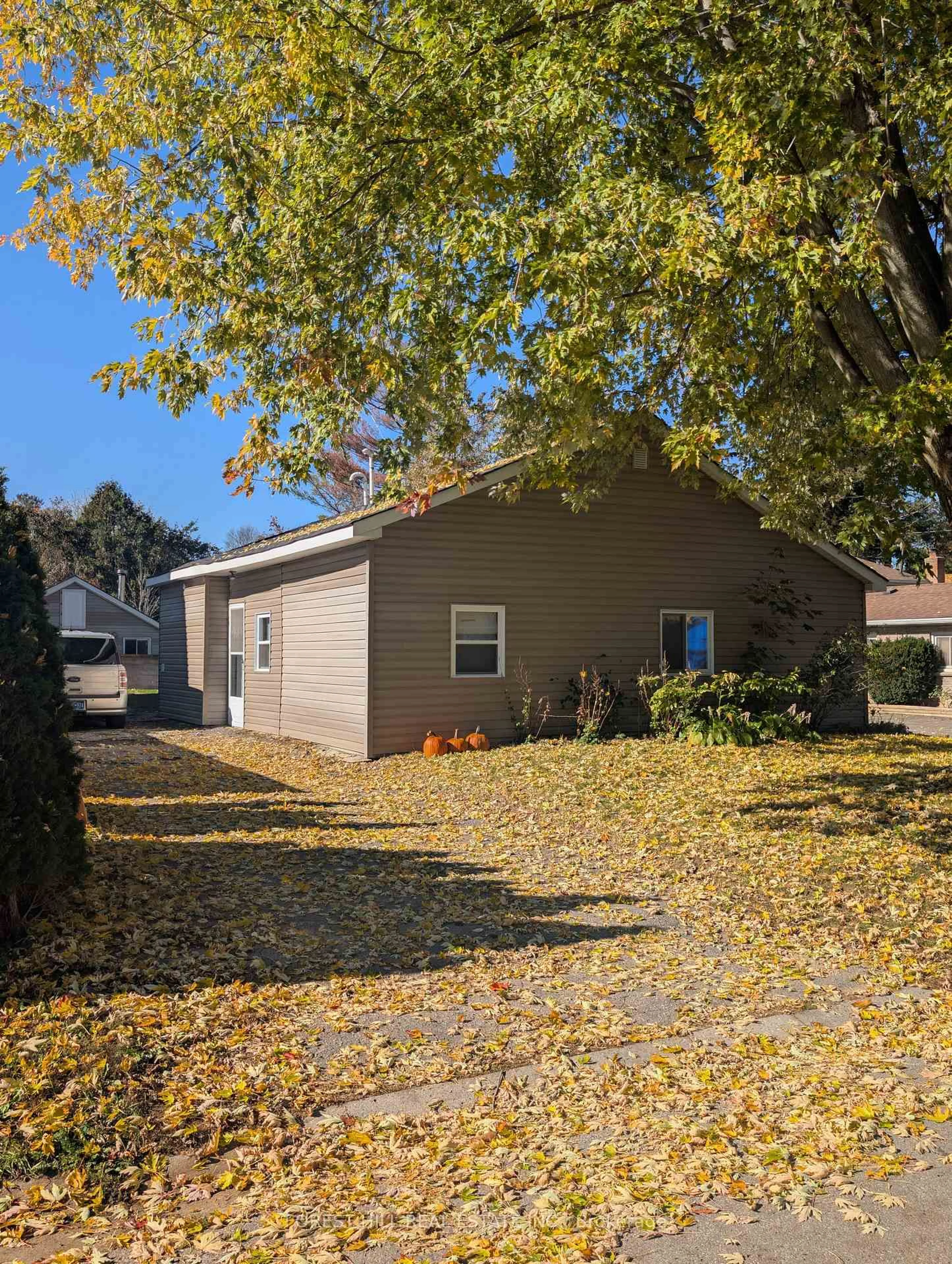 Home with vinyl exterior material, street for 26 River Dr, East Gwillimbury Ontario L9N 1A6