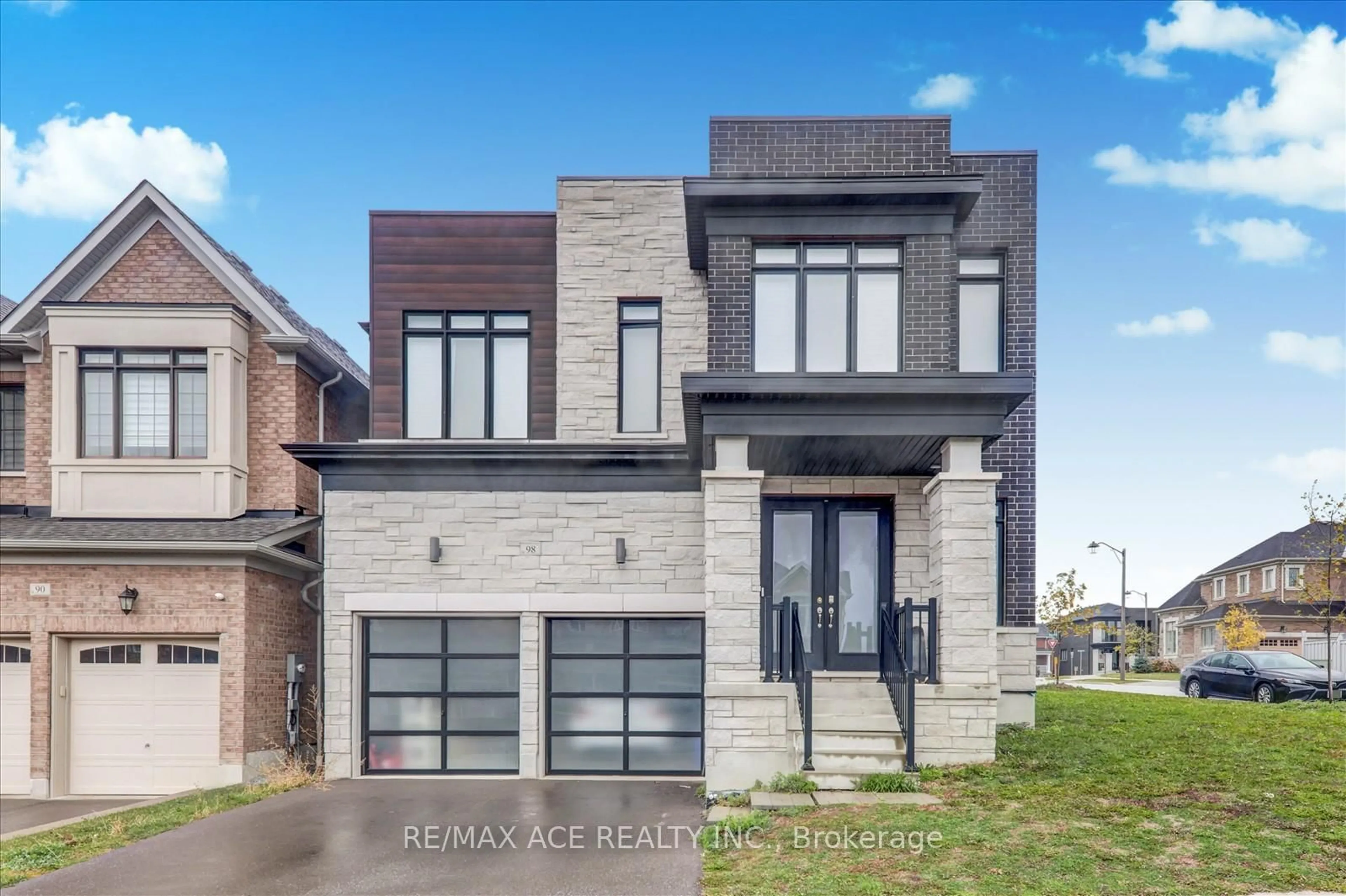 Home with brick exterior material, street for 98 Markview Rd, Whitchurch-Stouffville Ontario L4A 4W3