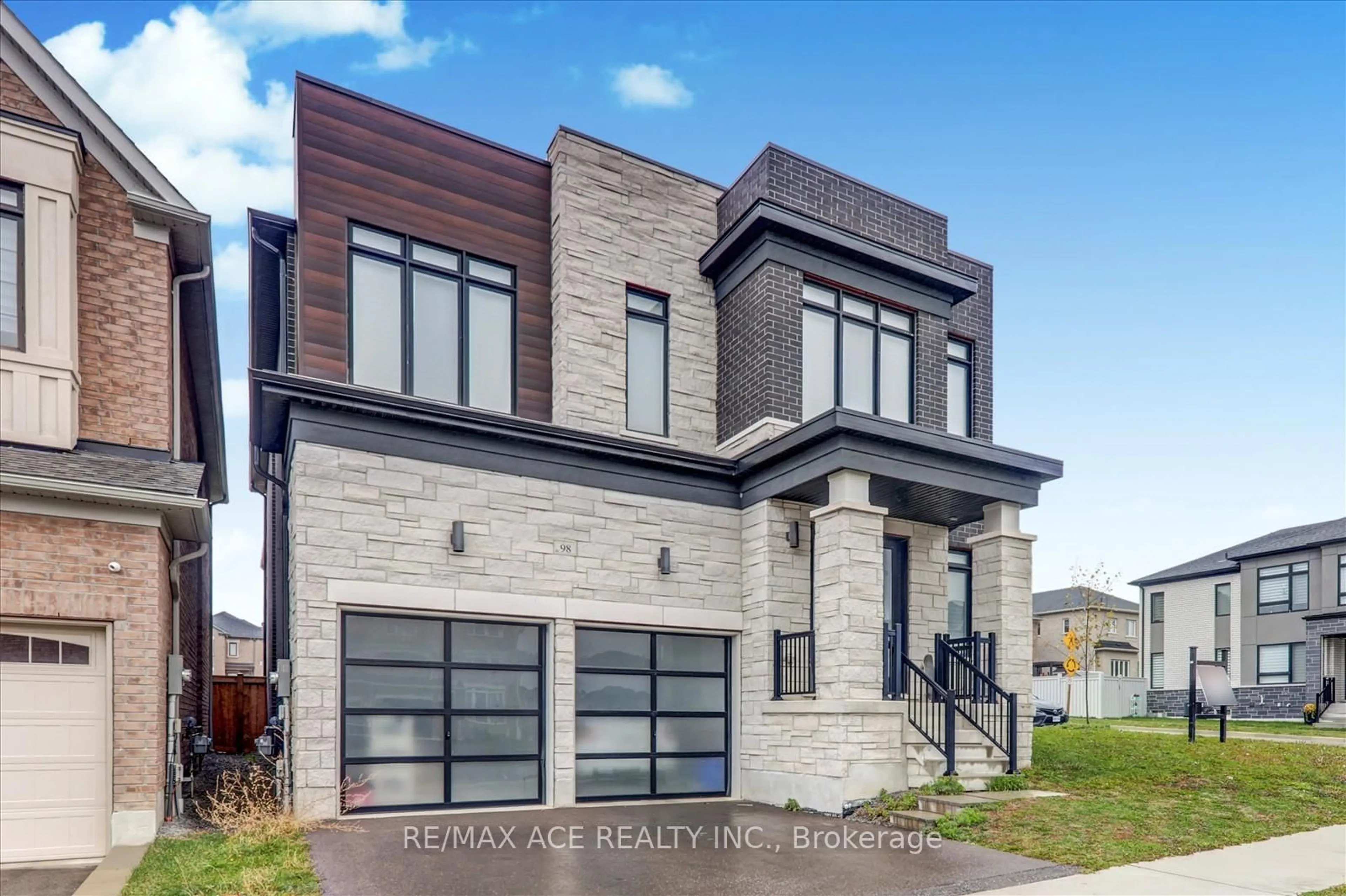 Home with brick exterior material, street for 98 Markview Rd, Whitchurch-Stouffville Ontario L4A 4W3